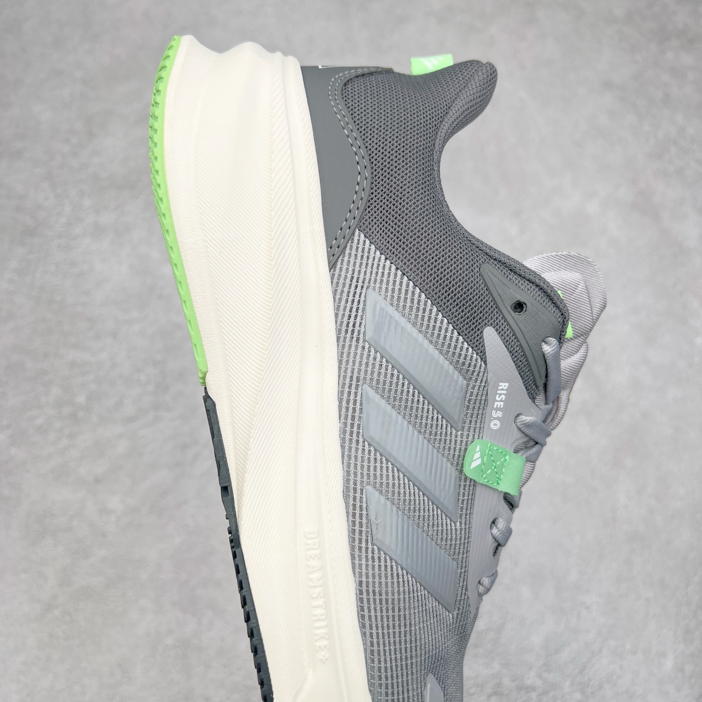 图片[6]-AD Supernova Rise 阿迪全新休闲轻跑鞋 款鞋采用了Dreamstrike+ 中底 将缓冲材质与柔软的织物相结合 以最大限度地减少刺激性摩擦和慢跑后水泡的可能性 在美学方面 Supernova Rise 从自然和生物中汲取灵感 如深色底色和半绿色细节 尺码：36 36.5 37.5 38 38.5 39 40 40.5 41 42 42.5 43 44 44.5 45-选品中心