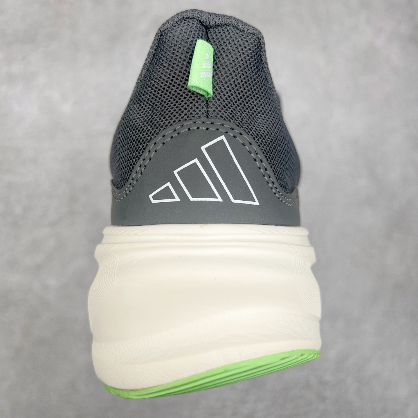 图片[8]-AD Supernova Rise 阿迪全新休闲轻跑鞋 款鞋采用了Dreamstrike+ 中底 将缓冲材质与柔软的织物相结合 以最大限度地减少刺激性摩擦和慢跑后水泡的可能性 在美学方面 Supernova Rise 从自然和生物中汲取灵感 如深色底色和半绿色细节 尺码：36 36.5 37.5 38 38.5 39 40 40.5 41 42 42.5 43 44 44.5 45-选品中心