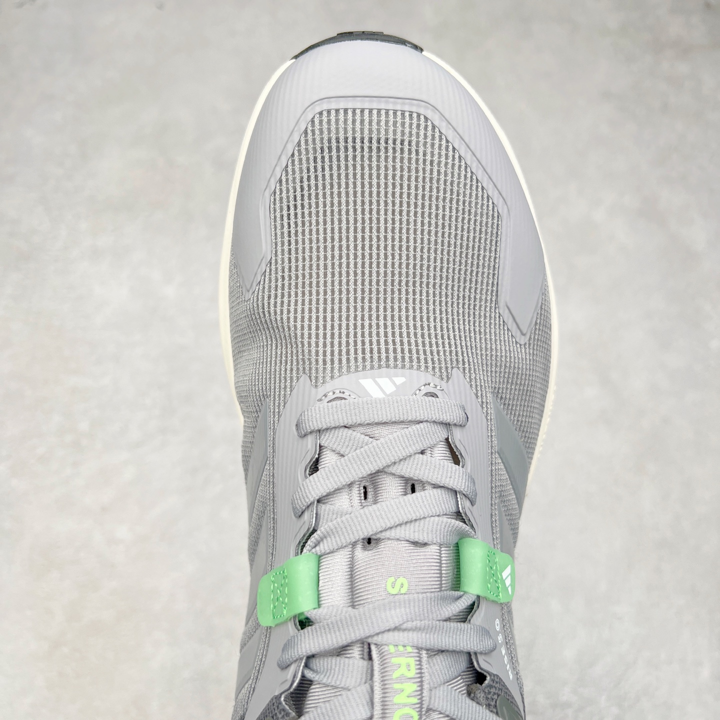 图片[4]-AD Supernova Rise 阿迪全新休闲轻跑鞋 款鞋采用了Dreamstrike+ 中底 将缓冲材质与柔软的织物相结合 以最大限度地减少刺激性摩擦和慢跑后水泡的可能性 在美学方面 Supernova Rise 从自然和生物中汲取灵感 如深色底色和半绿色细节 尺码：36 36.5 37.5 38 38.5 39 40 40.5 41 42 42.5 43 44 44.5 45-选品中心