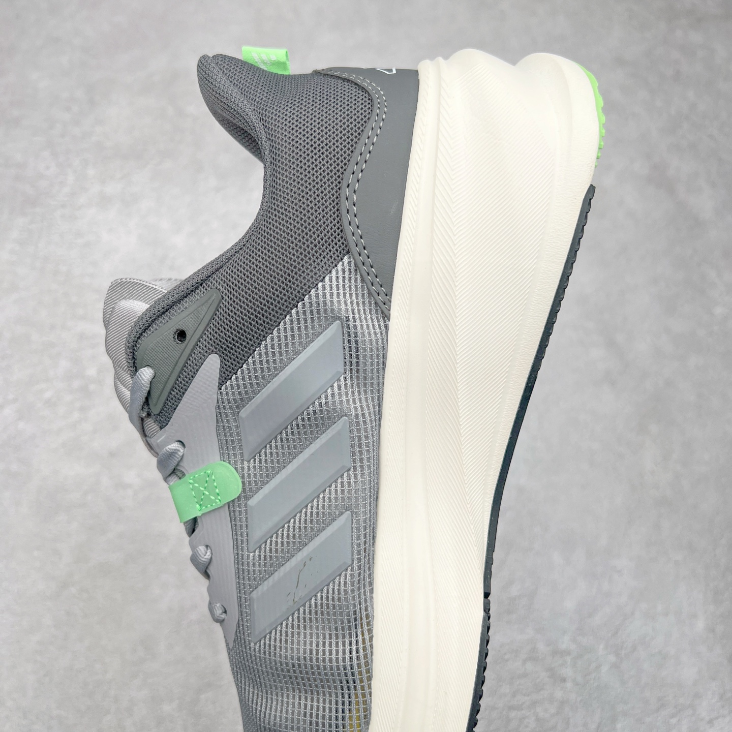 图片[7]-AD Supernova Rise 阿迪全新休闲轻跑鞋 款鞋采用了Dreamstrike+ 中底 将缓冲材质与柔软的织物相结合 以最大限度地减少刺激性摩擦和慢跑后水泡的可能性 在美学方面 Supernova Rise 从自然和生物中汲取灵感 如深色底色和半绿色细节 尺码：36 36.5 37.5 38 38.5 39 40 40.5 41 42 42.5 43 44 44.5 45-选品中心