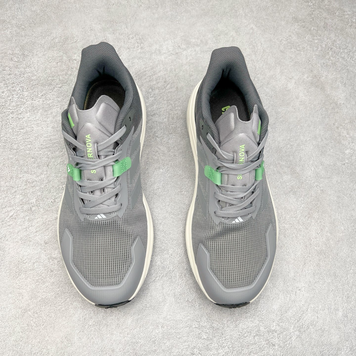 图片[2]-AD Supernova Rise 阿迪全新休闲轻跑鞋 款鞋采用了Dreamstrike+ 中底 将缓冲材质与柔软的织物相结合 以最大限度地减少刺激性摩擦和慢跑后水泡的可能性 在美学方面 Supernova Rise 从自然和生物中汲取灵感 如深色底色和半绿色细节 尺码：36 36.5 37.5 38 38.5 39 40 40.5 41 42 42.5 43 44 44.5 45-选品中心