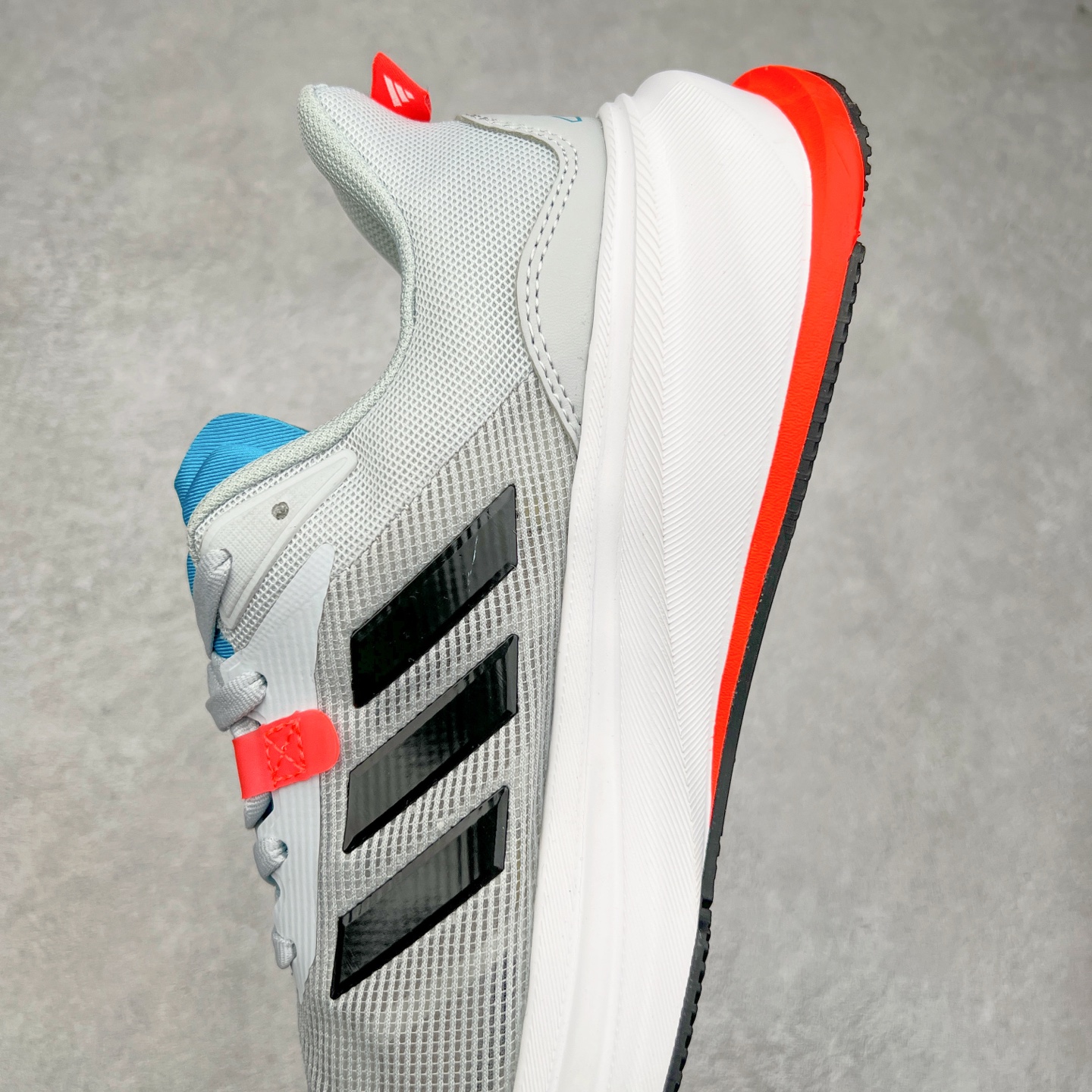 图片[7]-AD Supernova Rise 阿迪全新休闲轻跑鞋 款鞋采用了Dreamstrike+ 中底 将缓冲材质与柔软的织物相结合 以最大限度地减少刺激性摩擦和慢跑后水泡的可能性 在美学方面 Supernova Rise 从自然和生物中汲取灵感 如深色底色和半绿色细节 尺码：36 36.5 37.5 38 38.5 39 40 40.5 41 42 42.5 43 44 44.5 45-选品中心