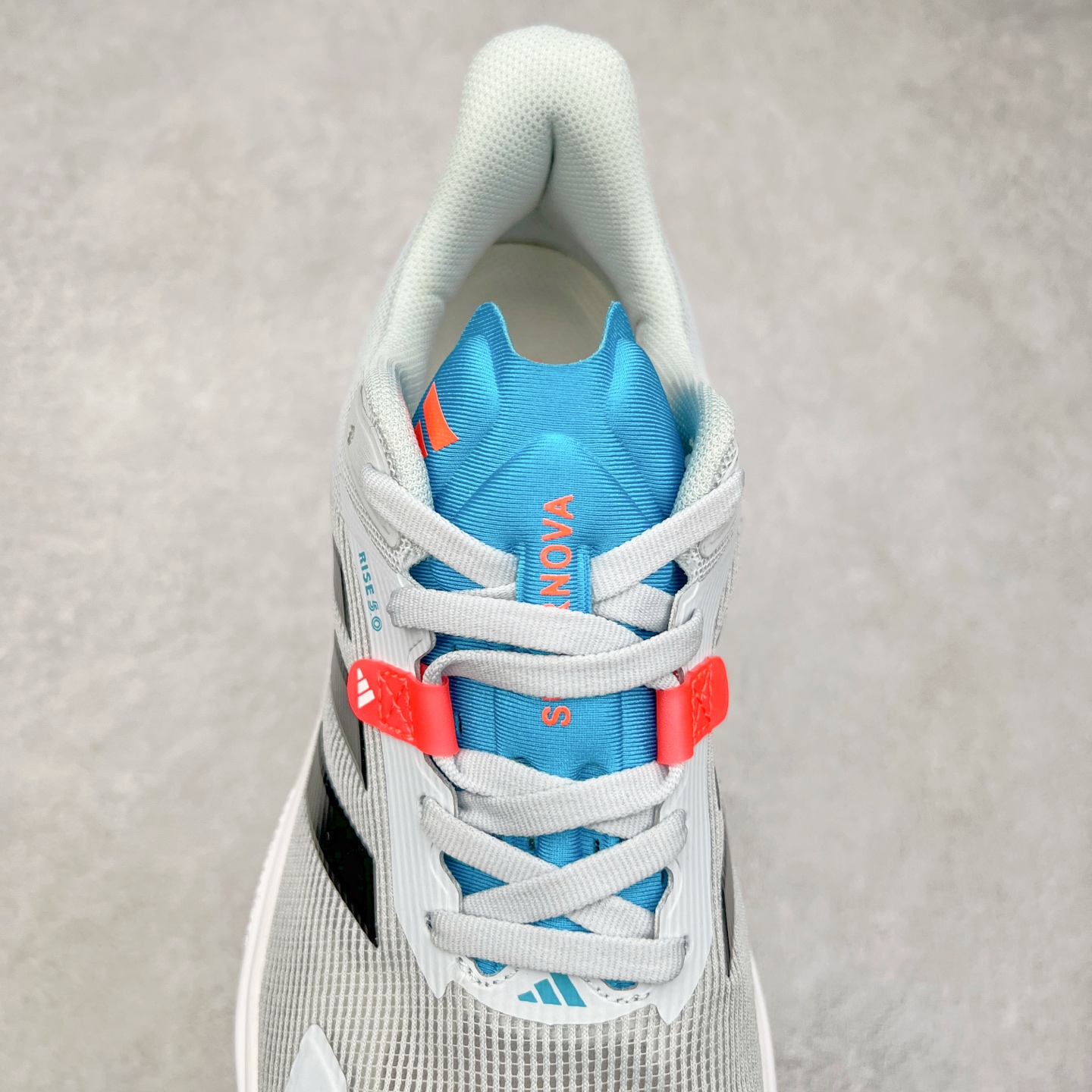 图片[5]-AD Supernova Rise 阿迪全新休闲轻跑鞋 款鞋采用了Dreamstrike+ 中底 将缓冲材质与柔软的织物相结合 以最大限度地减少刺激性摩擦和慢跑后水泡的可能性 在美学方面 Supernova Rise 从自然和生物中汲取灵感 如深色底色和半绿色细节 尺码：36 36.5 37.5 38 38.5 39 40 40.5 41 42 42.5 43 44 44.5 45-选品中心