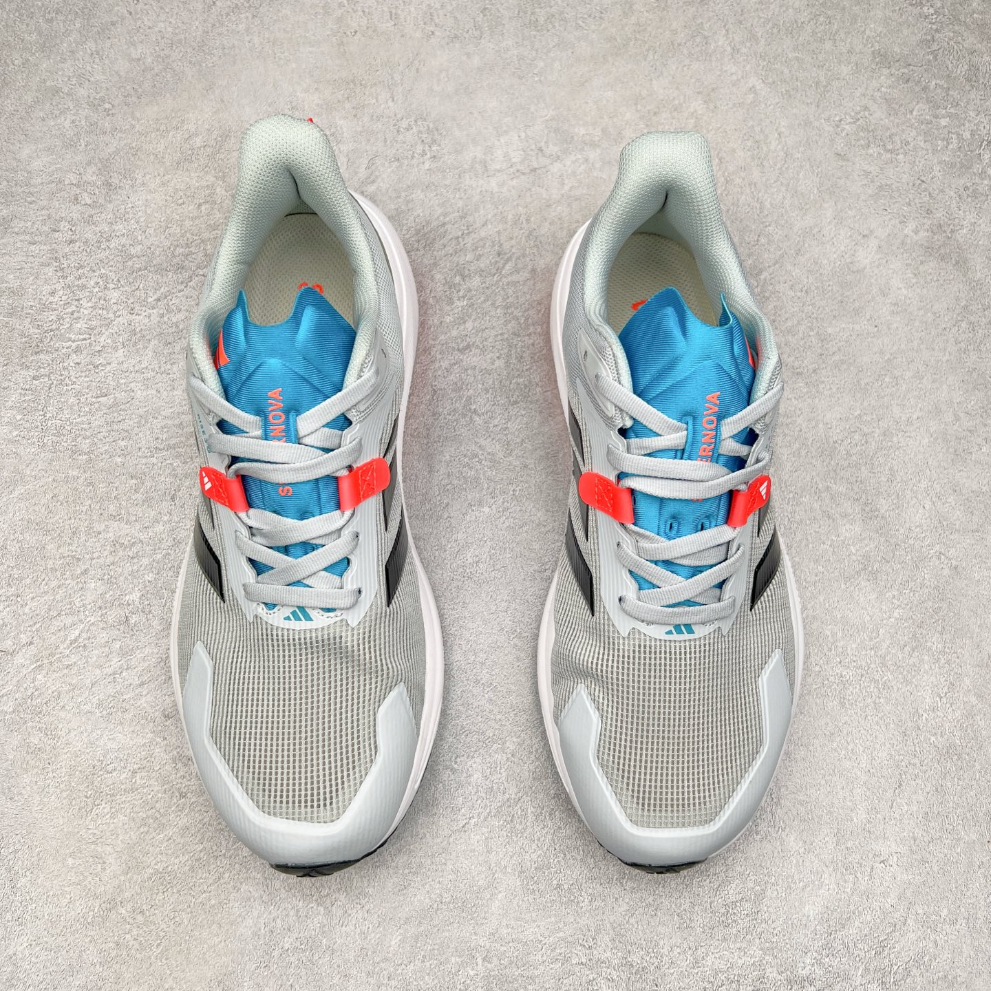 图片[2]-AD Supernova Rise 阿迪全新休闲轻跑鞋 款鞋采用了Dreamstrike+ 中底 将缓冲材质与柔软的织物相结合 以最大限度地减少刺激性摩擦和慢跑后水泡的可能性 在美学方面 Supernova Rise 从自然和生物中汲取灵感 如深色底色和半绿色细节 尺码：36 36.5 37.5 38 38.5 39 40 40.5 41 42 42.5 43 44 44.5 45-选品中心