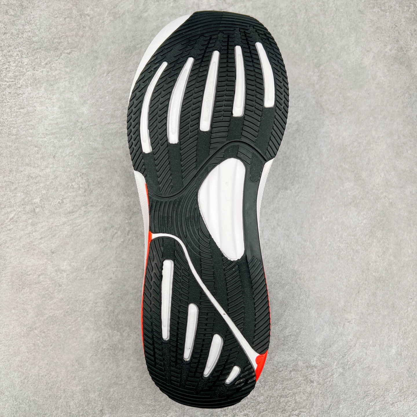 图片[9]-AD Supernova Rise 阿迪全新休闲轻跑鞋 款鞋采用了Dreamstrike+ 中底 将缓冲材质与柔软的织物相结合 以最大限度地减少刺激性摩擦和慢跑后水泡的可能性 在美学方面 Supernova Rise 从自然和生物中汲取灵感 如深色底色和半绿色细节 尺码：36 36.5 37.5 38 38.5 39 40 40.5 41 42 42.5 43 44 44.5 45-选品中心