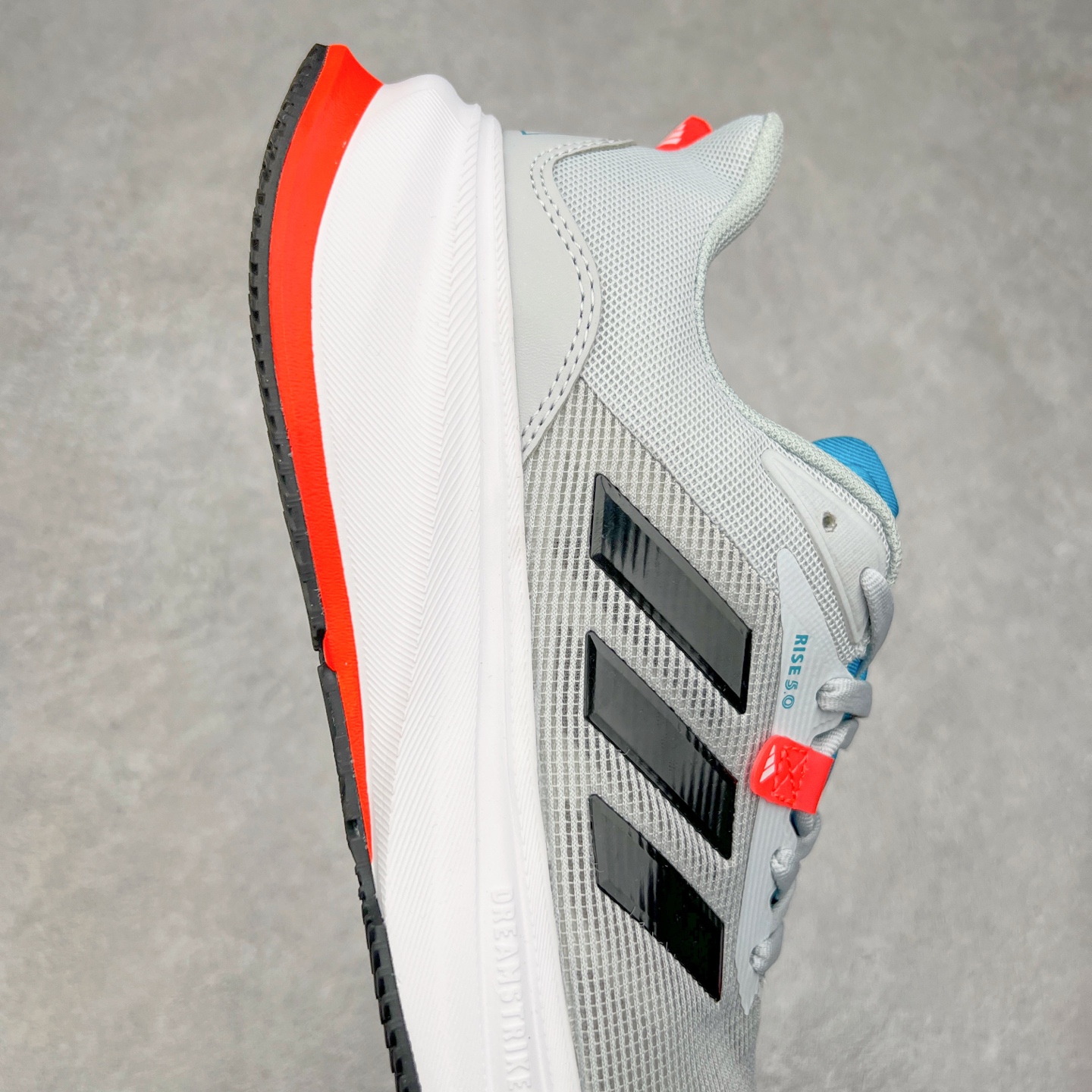 图片[6]-AD Supernova Rise 阿迪全新休闲轻跑鞋 款鞋采用了Dreamstrike+ 中底 将缓冲材质与柔软的织物相结合 以最大限度地减少刺激性摩擦和慢跑后水泡的可能性 在美学方面 Supernova Rise 从自然和生物中汲取灵感 如深色底色和半绿色细节 尺码：36 36.5 37.5 38 38.5 39 40 40.5 41 42 42.5 43 44 44.5 45-选品中心