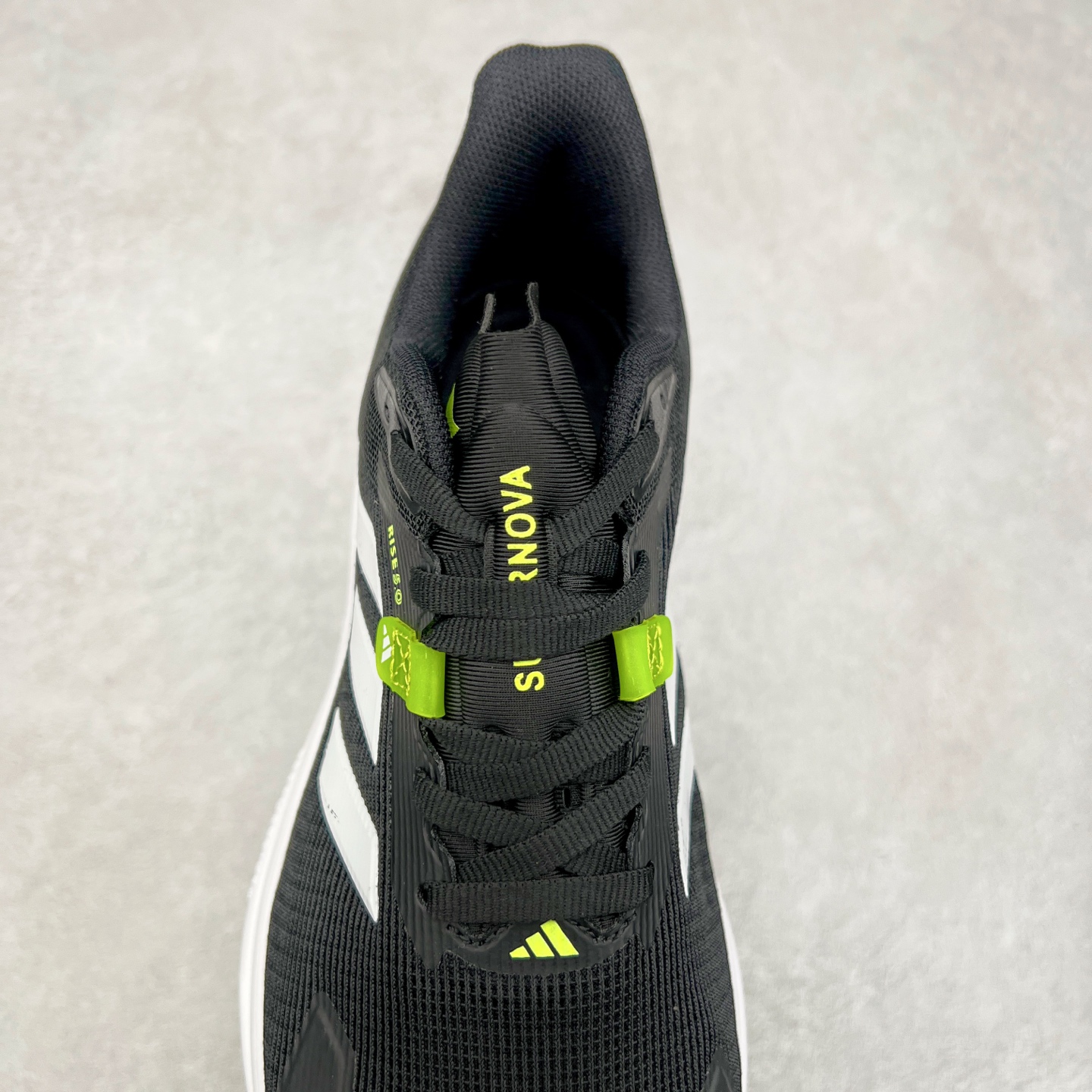 图片[5]-AD Supernova Rise 阿迪全新休闲轻跑鞋 款鞋采用了Dreamstrike+ 中底 将缓冲材质与柔软的织物相结合 以最大限度地减少刺激性摩擦和慢跑后水泡的可能性 在美学方面 Supernova Rise 从自然和生物中汲取灵感 如深色底色和半绿色细节 尺码：36 36.5 37.5 38 38.5 39 40 40.5 41 42 42.5 43 44 44.5 45-选品中心