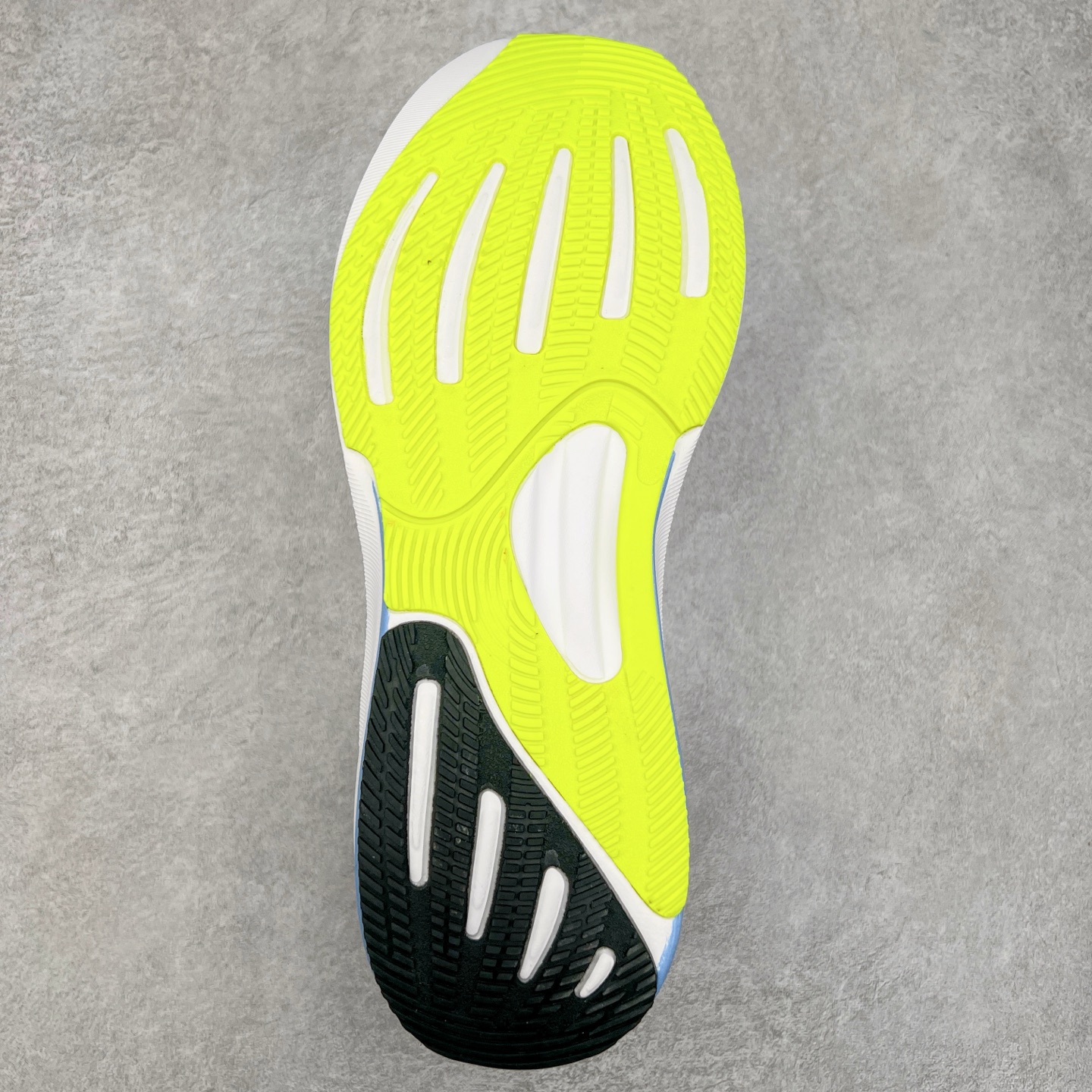 图片[9]-AD Supernova Rise 阿迪全新休闲轻跑鞋 款鞋采用了Dreamstrike+ 中底 将缓冲材质与柔软的织物相结合 以最大限度地减少刺激性摩擦和慢跑后水泡的可能性 在美学方面 Supernova Rise 从自然和生物中汲取灵感 如深色底色和半绿色细节 尺码：36 36.5 37.5 38 38.5 39 40 40.5 41 42 42.5 43 44 44.5 45-选品中心