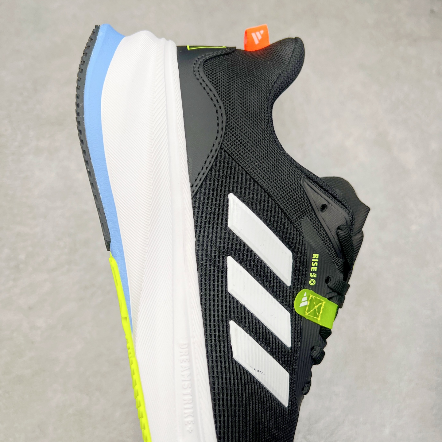 图片[6]-AD Supernova Rise 阿迪全新休闲轻跑鞋 款鞋采用了Dreamstrike+ 中底 将缓冲材质与柔软的织物相结合 以最大限度地减少刺激性摩擦和慢跑后水泡的可能性 在美学方面 Supernova Rise 从自然和生物中汲取灵感 如深色底色和半绿色细节 尺码：36 36.5 37.5 38 38.5 39 40 40.5 41 42 42.5 43 44 44.5 45-选品中心