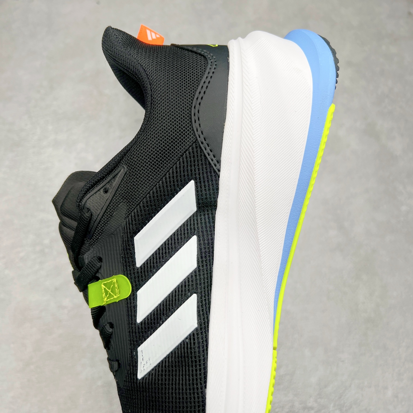 图片[7]-AD Supernova Rise 阿迪全新休闲轻跑鞋 款鞋采用了Dreamstrike+ 中底 将缓冲材质与柔软的织物相结合 以最大限度地减少刺激性摩擦和慢跑后水泡的可能性 在美学方面 Supernova Rise 从自然和生物中汲取灵感 如深色底色和半绿色细节 尺码：36 36.5 37.5 38 38.5 39 40 40.5 41 42 42.5 43 44 44.5 45-选品中心