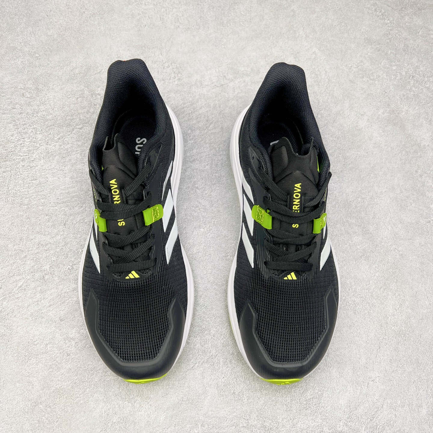 图片[2]-AD Supernova Rise 阿迪全新休闲轻跑鞋 款鞋采用了Dreamstrike+ 中底 将缓冲材质与柔软的织物相结合 以最大限度地减少刺激性摩擦和慢跑后水泡的可能性 在美学方面 Supernova Rise 从自然和生物中汲取灵感 如深色底色和半绿色细节 尺码：36 36.5 37.5 38 38.5 39 40 40.5 41 42 42.5 43 44 44.5 45-选品中心