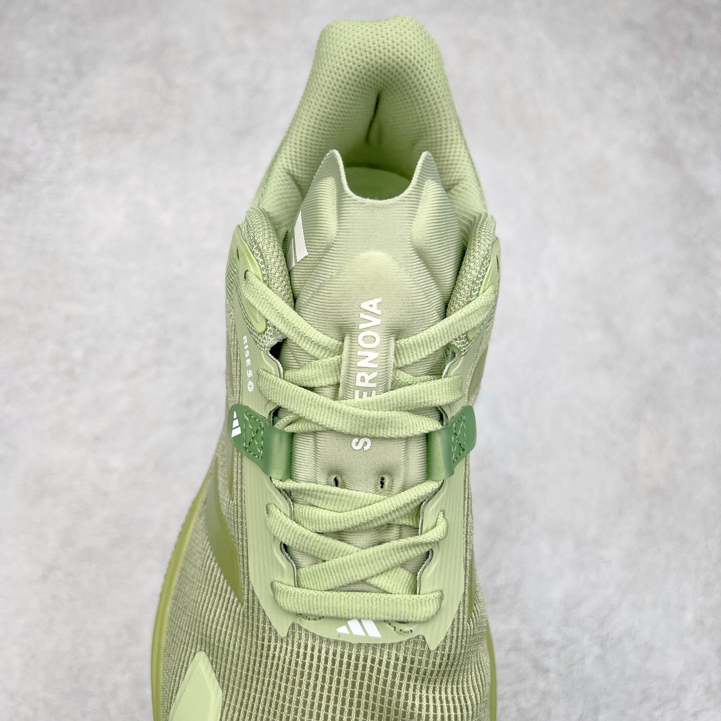 图片[5]-AD Supernova Rise 阿迪全新休闲轻跑鞋 款鞋采用了Dreamstrike+ 中底 将缓冲材质与柔软的织物相结合 以最大限度地减少刺激性摩擦和慢跑后水泡的可能性 在美学方面 Supernova Rise 从自然和生物中汲取灵感 如深色底色和半绿色细节 尺码：36 36.5 37.5 38 38.5 39 40 40.5 41 42 42.5 43 44 44.5 45-选品中心