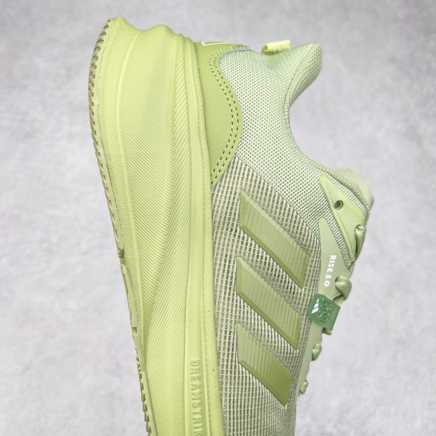 图片[6]-AD Supernova Rise 阿迪全新休闲轻跑鞋 款鞋采用了Dreamstrike+ 中底 将缓冲材质与柔软的织物相结合 以最大限度地减少刺激性摩擦和慢跑后水泡的可能性 在美学方面 Supernova Rise 从自然和生物中汲取灵感 如深色底色和半绿色细节 尺码：36 36.5 37.5 38 38.5 39 40 40.5 41 42 42.5 43 44 44.5 45-选品中心