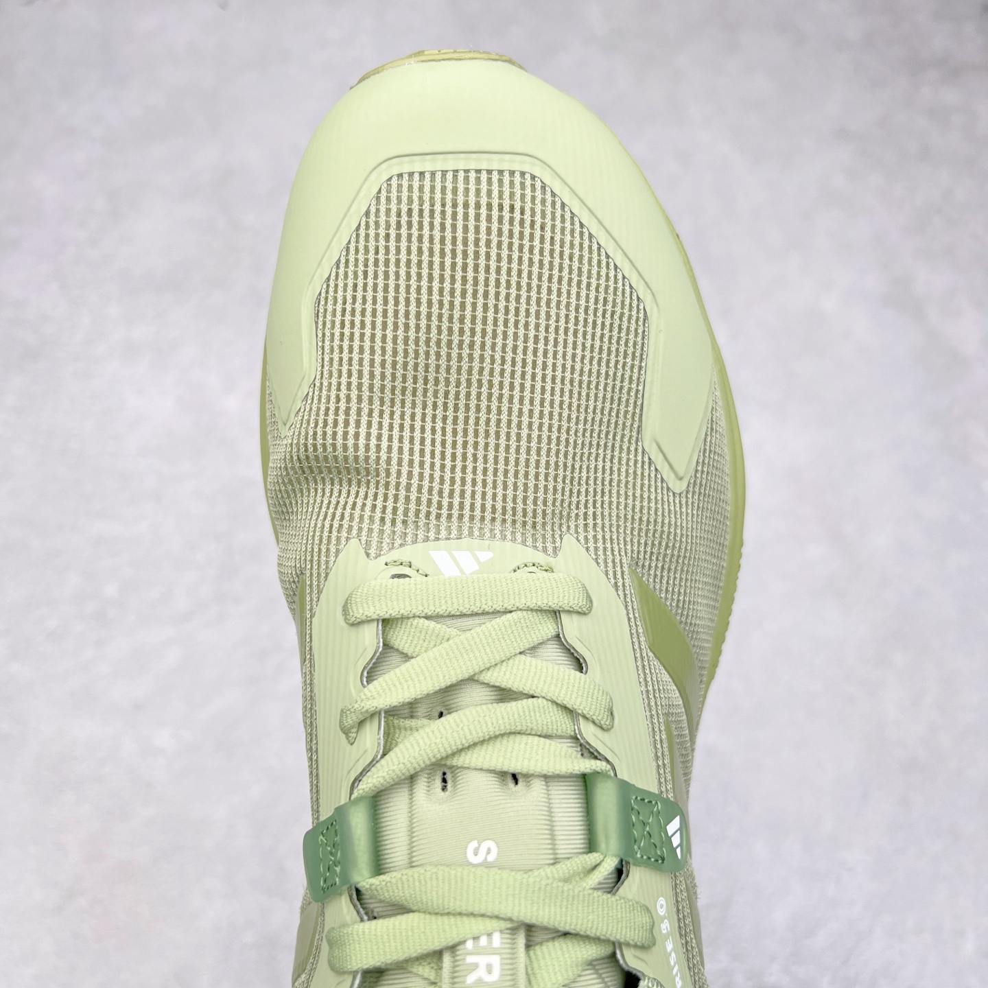 图片[4]-AD Supernova Rise 阿迪全新休闲轻跑鞋 款鞋采用了Dreamstrike+ 中底 将缓冲材质与柔软的织物相结合 以最大限度地减少刺激性摩擦和慢跑后水泡的可能性 在美学方面 Supernova Rise 从自然和生物中汲取灵感 如深色底色和半绿色细节 尺码：36 36.5 37.5 38 38.5 39 40 40.5 41 42 42.5 43 44 44.5 45-选品中心