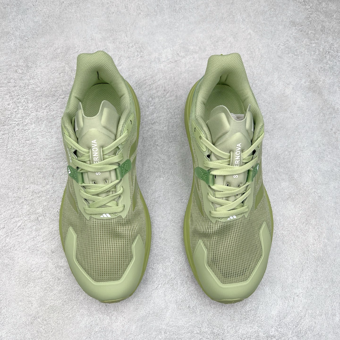 图片[2]-AD Supernova Rise 阿迪全新休闲轻跑鞋 款鞋采用了Dreamstrike+ 中底 将缓冲材质与柔软的织物相结合 以最大限度地减少刺激性摩擦和慢跑后水泡的可能性 在美学方面 Supernova Rise 从自然和生物中汲取灵感 如深色底色和半绿色细节 尺码：36 36.5 37.5 38 38.5 39 40 40.5 41 42 42.5 43 44 44.5 45-选品中心