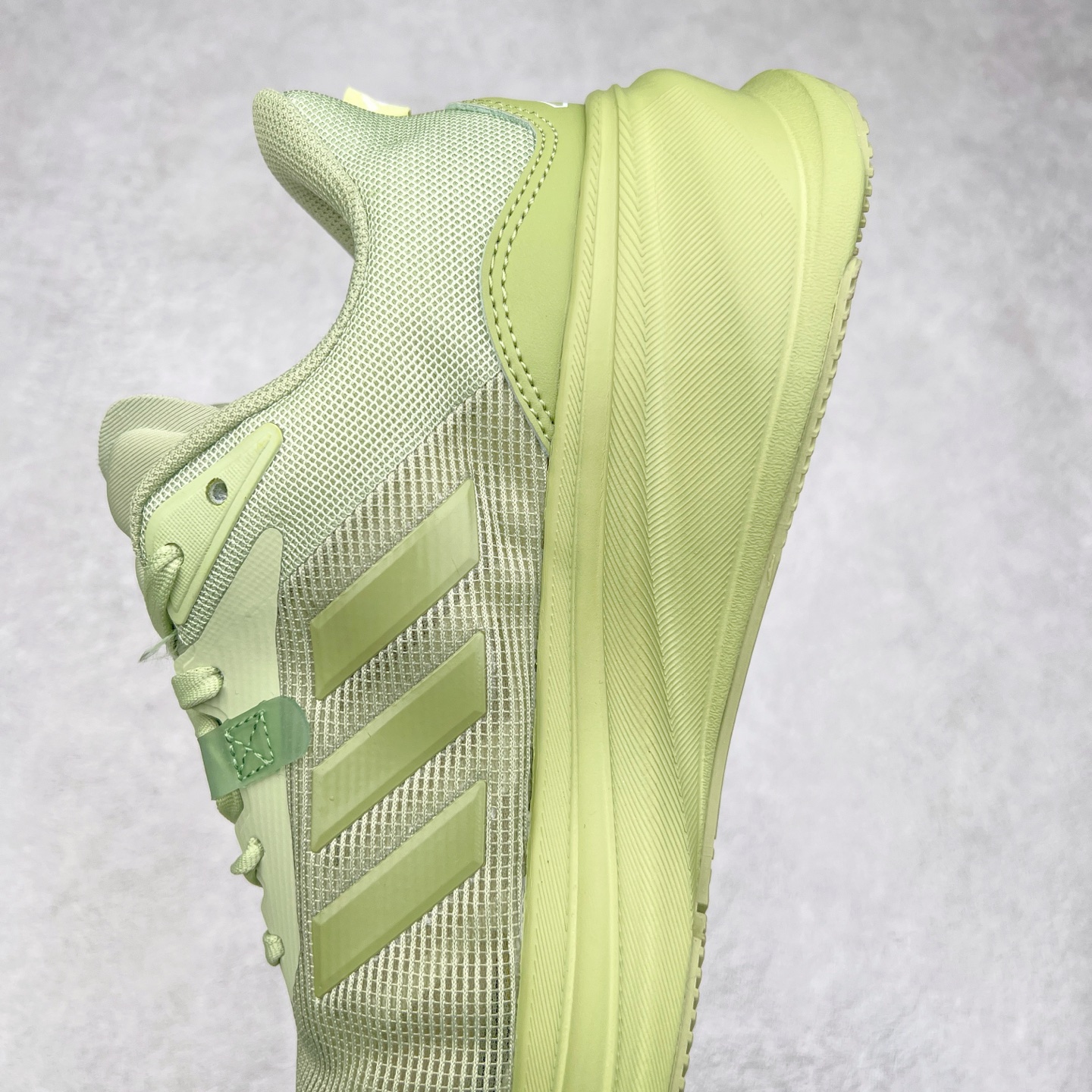 图片[7]-AD Supernova Rise 阿迪全新休闲轻跑鞋 款鞋采用了Dreamstrike+ 中底 将缓冲材质与柔软的织物相结合 以最大限度地减少刺激性摩擦和慢跑后水泡的可能性 在美学方面 Supernova Rise 从自然和生物中汲取灵感 如深色底色和半绿色细节 尺码：36 36.5 37.5 38 38.5 39 40 40.5 41 42 42.5 43 44 44.5 45-选品中心