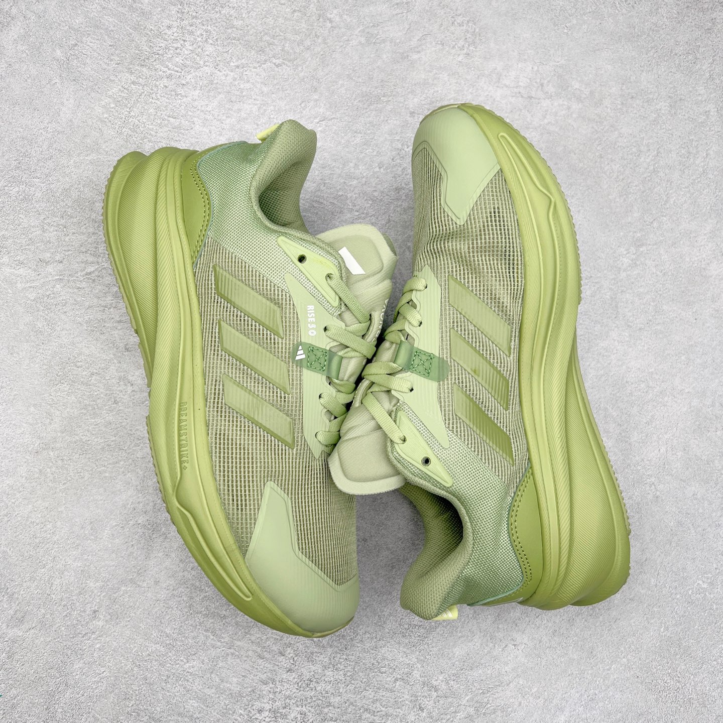 图片[3]-AD Supernova Rise 阿迪全新休闲轻跑鞋 款鞋采用了Dreamstrike+ 中底 将缓冲材质与柔软的织物相结合 以最大限度地减少刺激性摩擦和慢跑后水泡的可能性 在美学方面 Supernova Rise 从自然和生物中汲取灵感 如深色底色和半绿色细节 尺码：36 36.5 37.5 38 38.5 39 40 40.5 41 42 42.5 43 44 44.5 45-选品中心