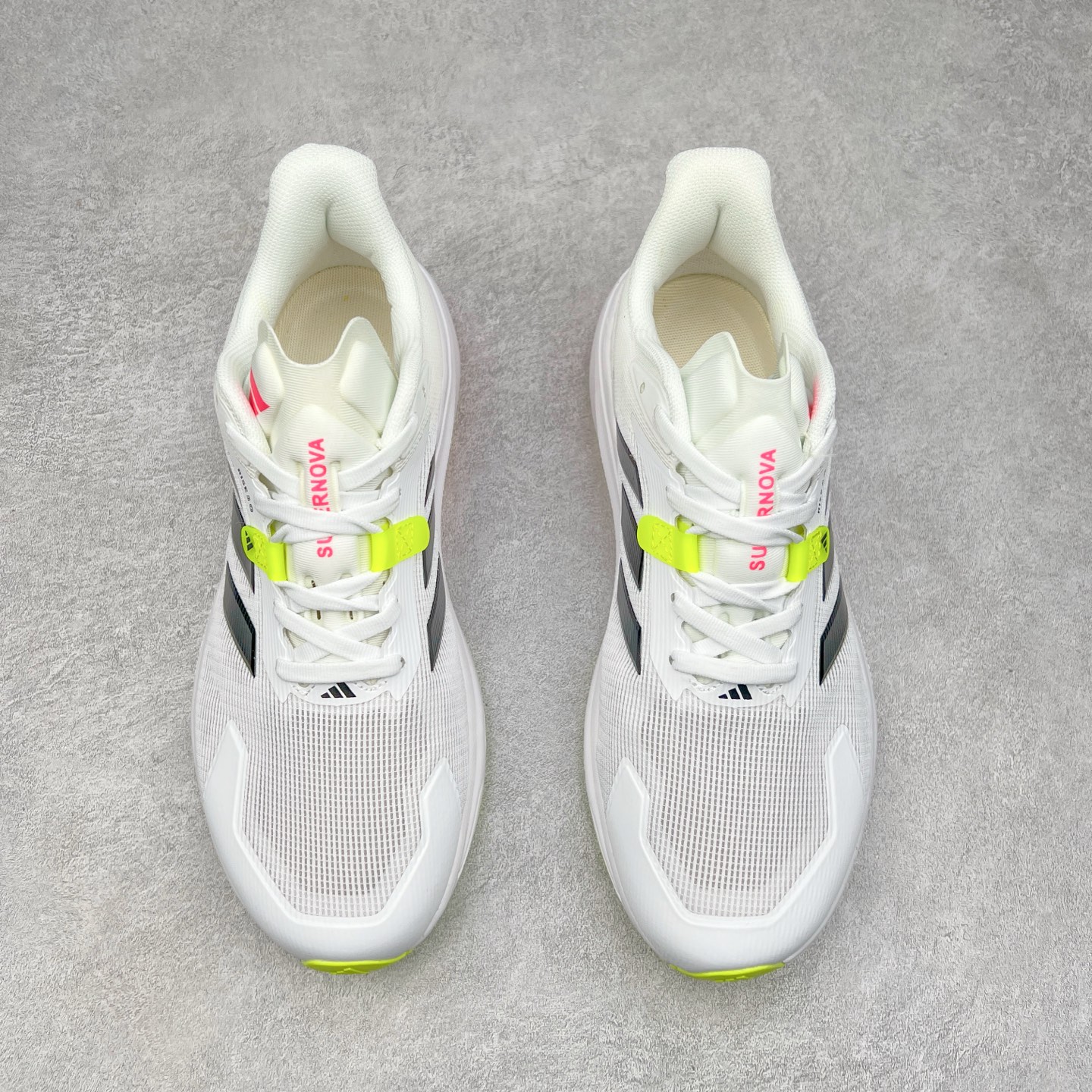 图片[2]-AD Supernova Rise 阿迪全新休闲轻跑鞋 款鞋采用了Dreamstrike+ 中底 将缓冲材质与柔软的织物相结合 以最大限度地减少刺激性摩擦和慢跑后水泡的可能性 在美学方面 Supernova Rise 从自然和生物中汲取灵感 如深色底色和半绿色细节 尺码：36 36.5 37.5 38 38.5 39 40 40.5 41 42 42.5 43 44 44.5 45-选品中心