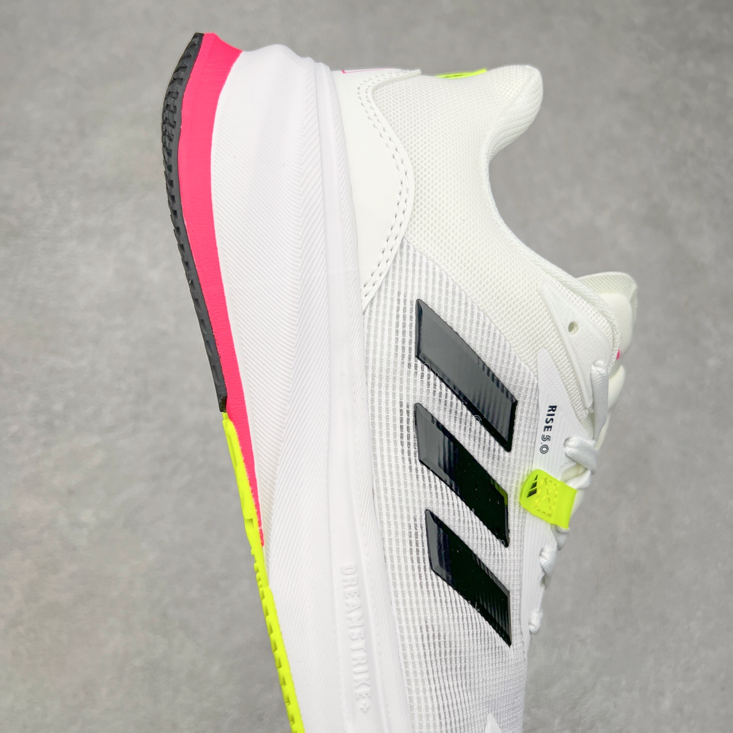 图片[6]-AD Supernova Rise 阿迪全新休闲轻跑鞋 款鞋采用了Dreamstrike+ 中底 将缓冲材质与柔软的织物相结合 以最大限度地减少刺激性摩擦和慢跑后水泡的可能性 在美学方面 Supernova Rise 从自然和生物中汲取灵感 如深色底色和半绿色细节 尺码：36 36.5 37.5 38 38.5 39 40 40.5 41 42 42.5 43 44 44.5 45-选品中心