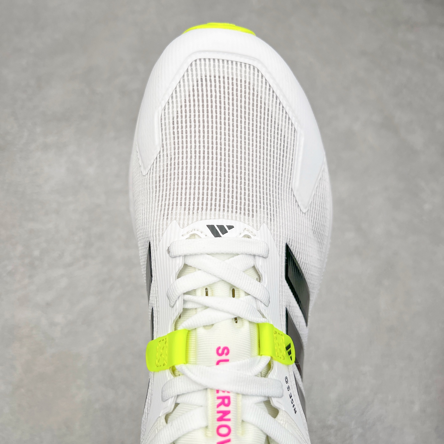 图片[4]-AD Supernova Rise 阿迪全新休闲轻跑鞋 款鞋采用了Dreamstrike+ 中底 将缓冲材质与柔软的织物相结合 以最大限度地减少刺激性摩擦和慢跑后水泡的可能性 在美学方面 Supernova Rise 从自然和生物中汲取灵感 如深色底色和半绿色细节 尺码：36 36.5 37.5 38 38.5 39 40 40.5 41 42 42.5 43 44 44.5 45-选品中心