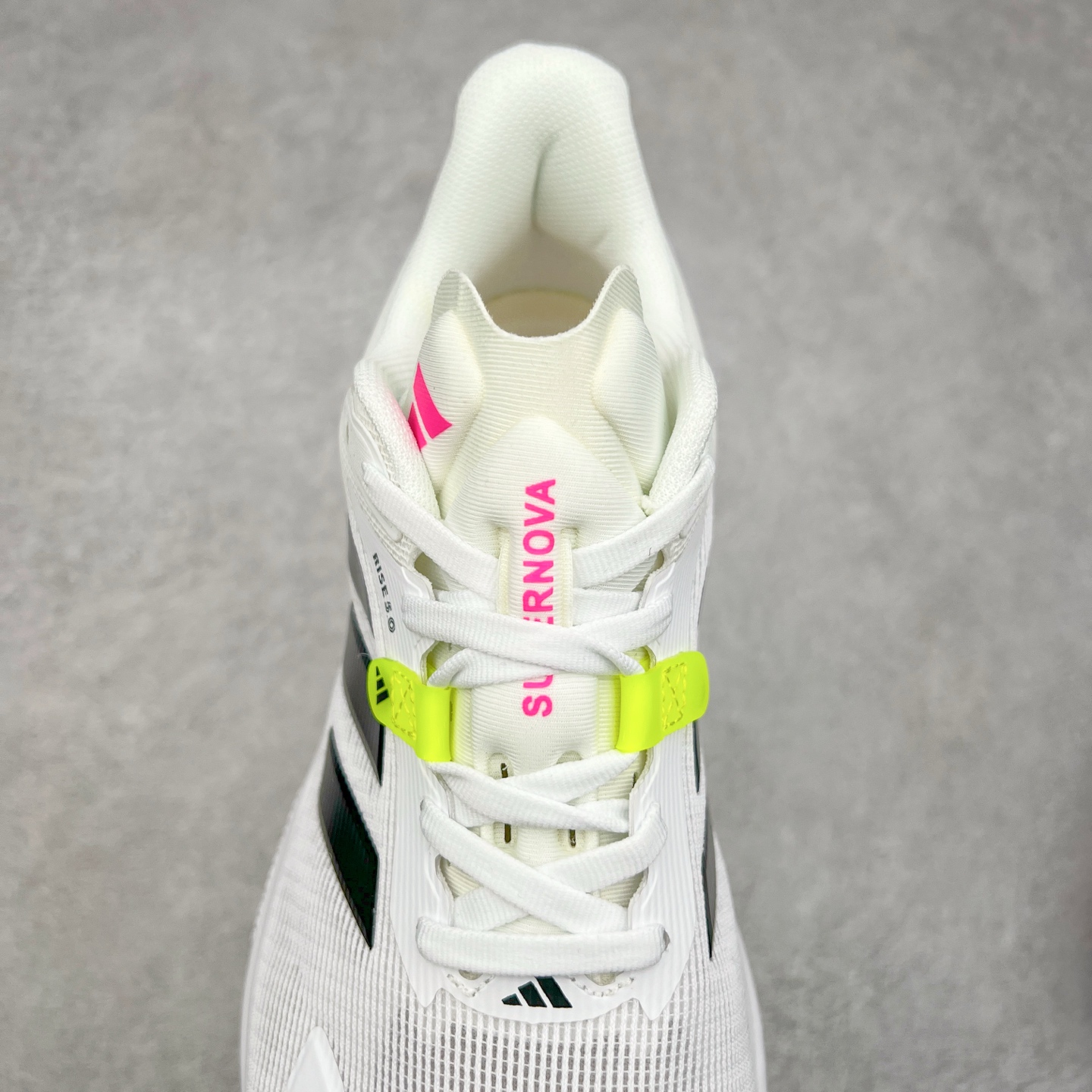 图片[5]-AD Supernova Rise 阿迪全新休闲轻跑鞋 款鞋采用了Dreamstrike+ 中底 将缓冲材质与柔软的织物相结合 以最大限度地减少刺激性摩擦和慢跑后水泡的可能性 在美学方面 Supernova Rise 从自然和生物中汲取灵感 如深色底色和半绿色细节 尺码：36 36.5 37.5 38 38.5 39 40 40.5 41 42 42.5 43 44 44.5 45-选品中心