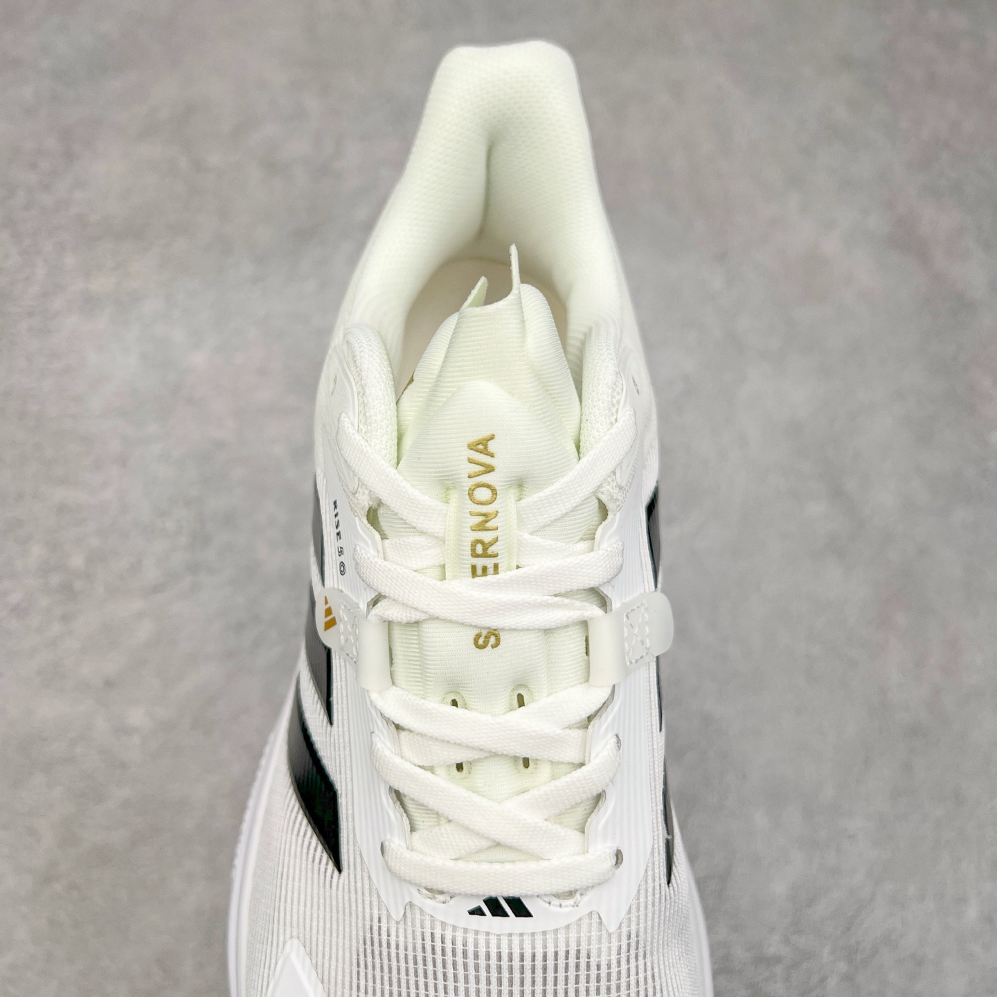 图片[5]-AD Supernova Rise 阿迪全新休闲轻跑鞋 款鞋采用了Dreamstrike+ 中底 将缓冲材质与柔软的织物相结合 以最大限度地减少刺激性摩擦和慢跑后水泡的可能性 在美学方面 Supernova Rise 从自然和生物中汲取灵感 如深色底色和半绿色细节 尺码：36 36.5 37.5 38 38.5 39 40 40.5 41 42 42.5 43 44 44.5 45-选品中心