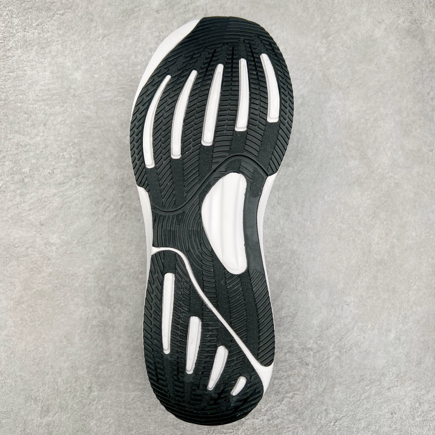 图片[9]-AD Supernova Rise 阿迪全新休闲轻跑鞋 款鞋采用了Dreamstrike+ 中底 将缓冲材质与柔软的织物相结合 以最大限度地减少刺激性摩擦和慢跑后水泡的可能性 在美学方面 Supernova Rise 从自然和生物中汲取灵感 如深色底色和半绿色细节 尺码：36 36.5 37.5 38 38.5 39 40 40.5 41 42 42.5 43 44 44.5 45-选品中心