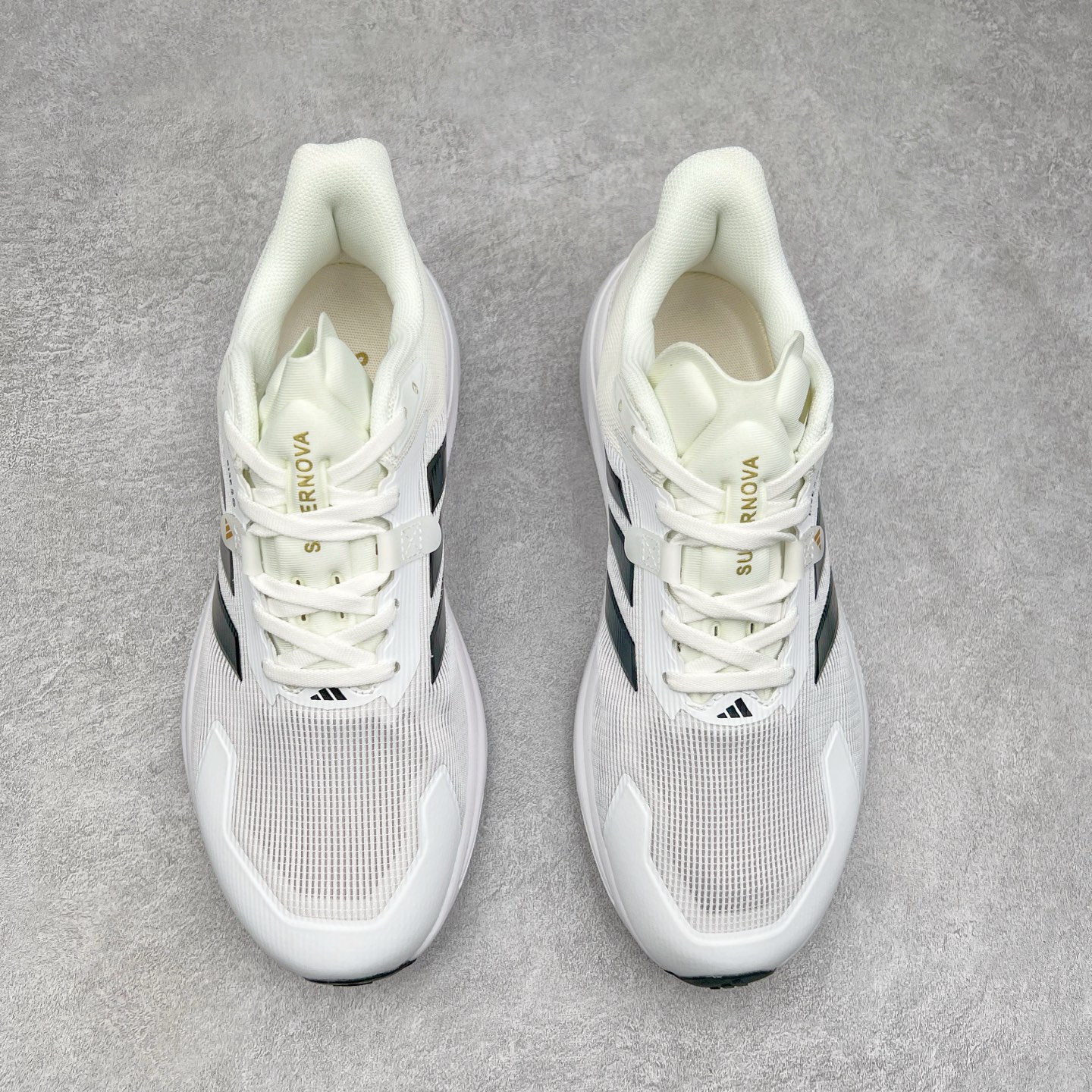 图片[2]-AD Supernova Rise 阿迪全新休闲轻跑鞋 款鞋采用了Dreamstrike+ 中底 将缓冲材质与柔软的织物相结合 以最大限度地减少刺激性摩擦和慢跑后水泡的可能性 在美学方面 Supernova Rise 从自然和生物中汲取灵感 如深色底色和半绿色细节 尺码：36 36.5 37.5 38 38.5 39 40 40.5 41 42 42.5 43 44 44.5 45-选品中心