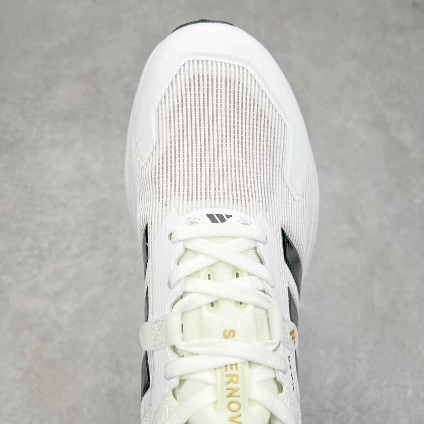 图片[4]-AD Supernova Rise 阿迪全新休闲轻跑鞋 款鞋采用了Dreamstrike+ 中底 将缓冲材质与柔软的织物相结合 以最大限度地减少刺激性摩擦和慢跑后水泡的可能性 在美学方面 Supernova Rise 从自然和生物中汲取灵感 如深色底色和半绿色细节 尺码：36 36.5 37.5 38 38.5 39 40 40.5 41 42 42.5 43 44 44.5 45-选品中心