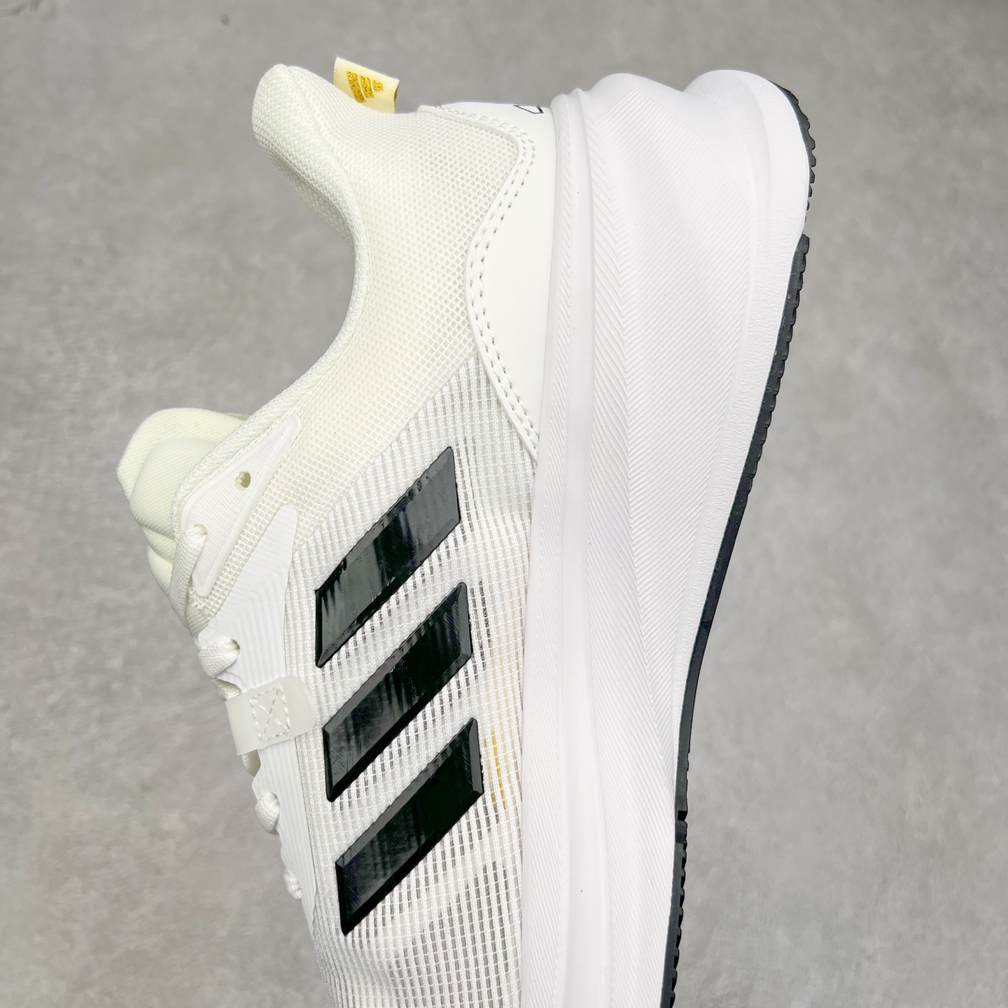 图片[7]-AD Supernova Rise 阿迪全新休闲轻跑鞋 款鞋采用了Dreamstrike+ 中底 将缓冲材质与柔软的织物相结合 以最大限度地减少刺激性摩擦和慢跑后水泡的可能性 在美学方面 Supernova Rise 从自然和生物中汲取灵感 如深色底色和半绿色细节 尺码：36 36.5 37.5 38 38.5 39 40 40.5 41 42 42.5 43 44 44.5 45-选品中心