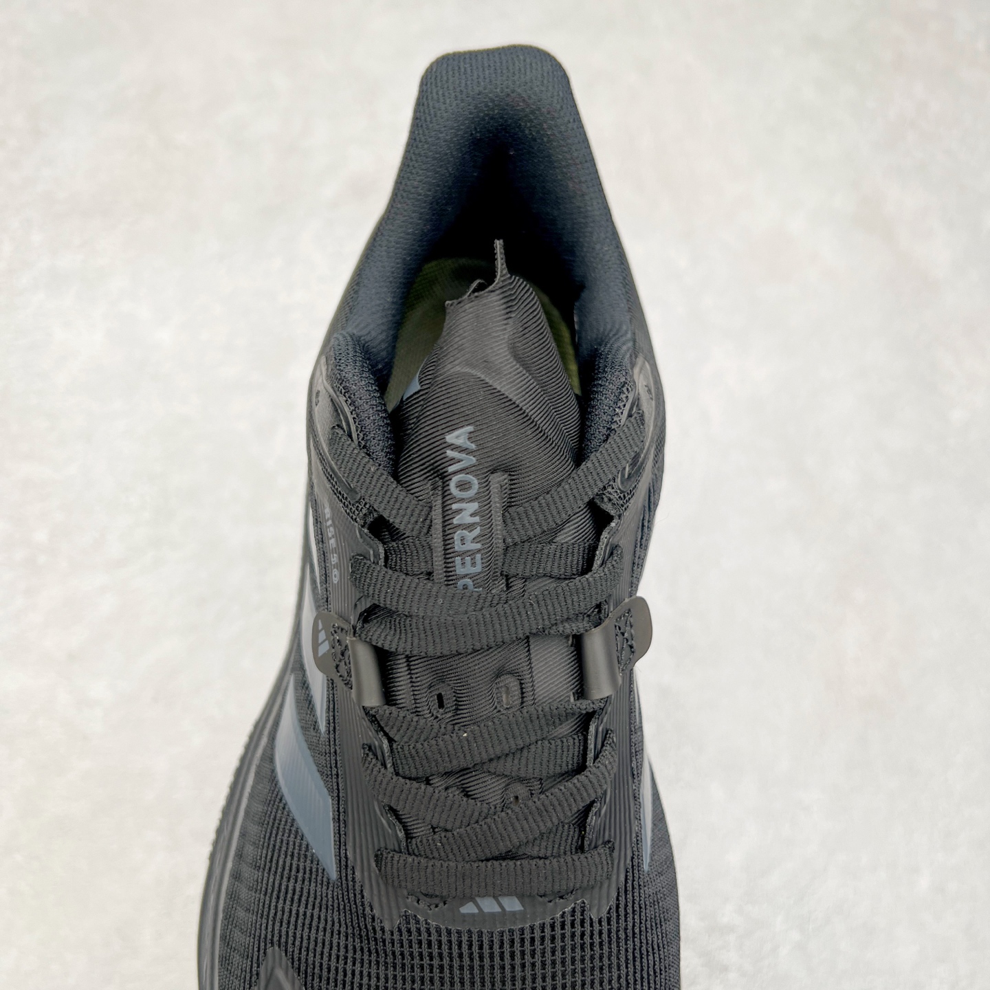 图片[5]-AD Supernova Rise 阿迪全新休闲轻跑鞋 款鞋采用了Dreamstrike+ 中底 将缓冲材质与柔软的织物相结合 以最大限度地减少刺激性摩擦和慢跑后水泡的可能性 在美学方面 Supernova Rise 从自然和生物中汲取灵感 如深色底色和半绿色细节 尺码：36 36.5 37.5 38 38.5 39 40 40.5 41 42 42.5 43 44 44.5 45-选品中心