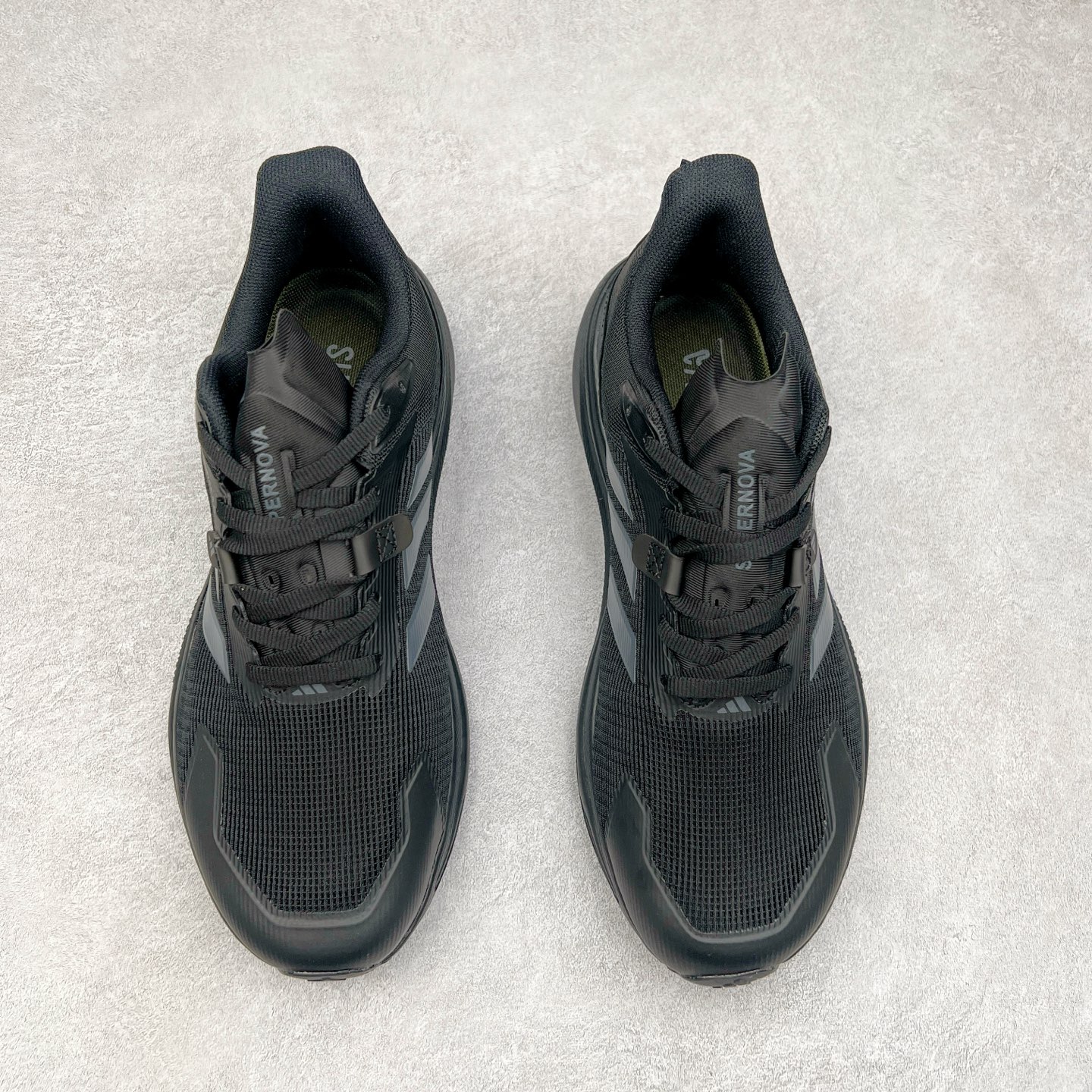 图片[2]-AD Supernova Rise 阿迪全新休闲轻跑鞋 款鞋采用了Dreamstrike+ 中底 将缓冲材质与柔软的织物相结合 以最大限度地减少刺激性摩擦和慢跑后水泡的可能性 在美学方面 Supernova Rise 从自然和生物中汲取灵感 如深色底色和半绿色细节 尺码：36 36.5 37.5 38 38.5 39 40 40.5 41 42 42.5 43 44 44.5 45-选品中心