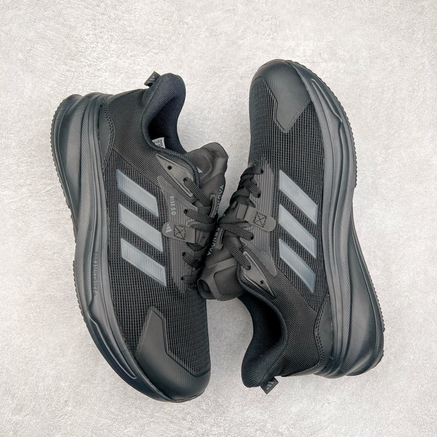 图片[3]-AD Supernova Rise 阿迪全新休闲轻跑鞋 款鞋采用了Dreamstrike+ 中底 将缓冲材质与柔软的织物相结合 以最大限度地减少刺激性摩擦和慢跑后水泡的可能性 在美学方面 Supernova Rise 从自然和生物中汲取灵感 如深色底色和半绿色细节 尺码：36 36.5 37.5 38 38.5 39 40 40.5 41 42 42.5 43 44 44.5 45-选品中心