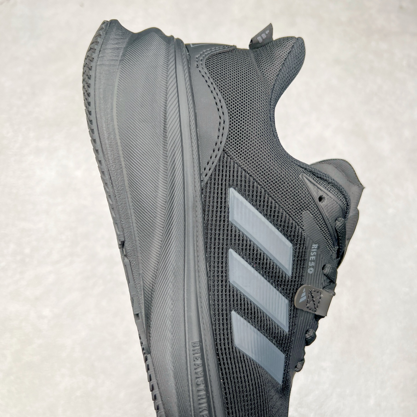 图片[6]-AD Supernova Rise 阿迪全新休闲轻跑鞋 款鞋采用了Dreamstrike+ 中底 将缓冲材质与柔软的织物相结合 以最大限度地减少刺激性摩擦和慢跑后水泡的可能性 在美学方面 Supernova Rise 从自然和生物中汲取灵感 如深色底色和半绿色细节 尺码：36 36.5 37.5 38 38.5 39 40 40.5 41 42 42.5 43 44 44.5 45-选品中心