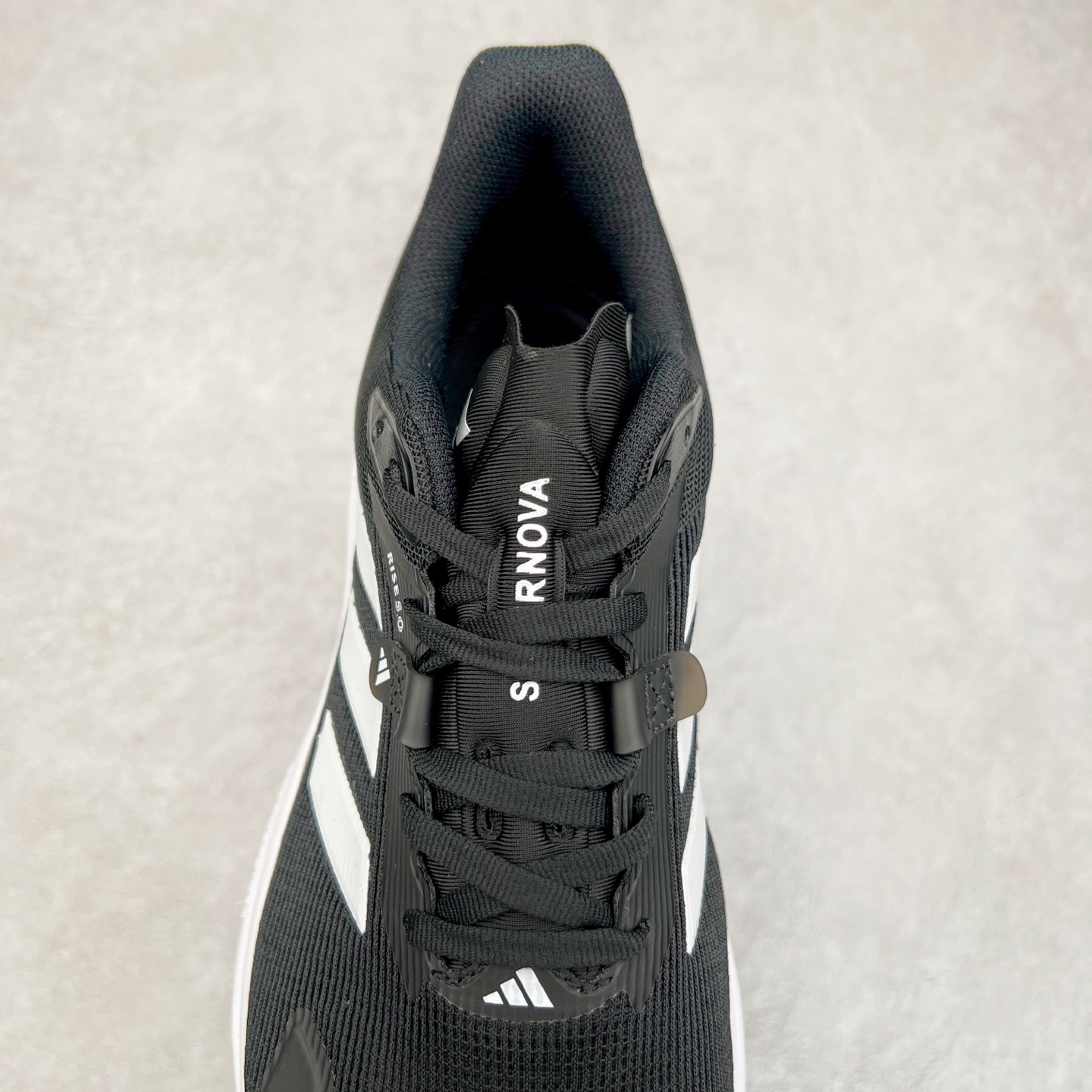 图片[5]-AD Supernova Rise 阿迪全新休闲轻跑鞋 款鞋采用了Dreamstrike+ 中底 将缓冲材质与柔软的织物相结合 以最大限度地减少刺激性摩擦和慢跑后水泡的可能性 在美学方面 Supernova Rise 从自然和生物中汲取灵感 如深色底色和半绿色细节 尺码：36 36.5 37.5 38 38.5 39 40 40.5 41 42 42.5 43 44 44.5 45-选品中心