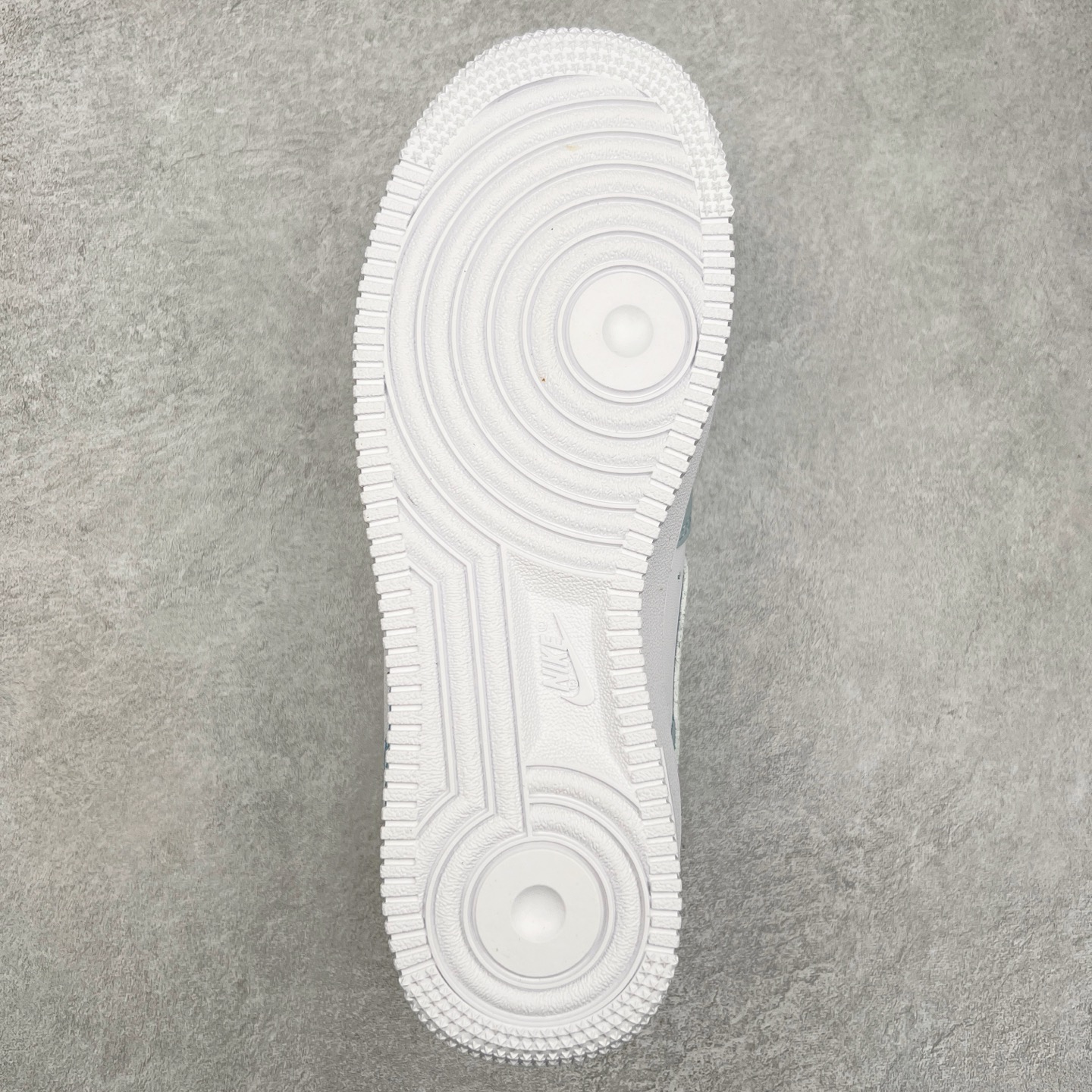 图片[9]-NK Air Force 1´07 Low 空军一号低帮百搭休闲运动板鞋 LJ2288-222 柔软、弹性十足的缓震性能和出色的中底设计 横跨复古与现代的外型结合 造就出风靡全球 三十多年的Force 1 直到今天还深受青睐 尺码：36 36.5 37.5 38 38.5 39 40 40.5 41 42 42.5 43 44 44.5 45-选品中心