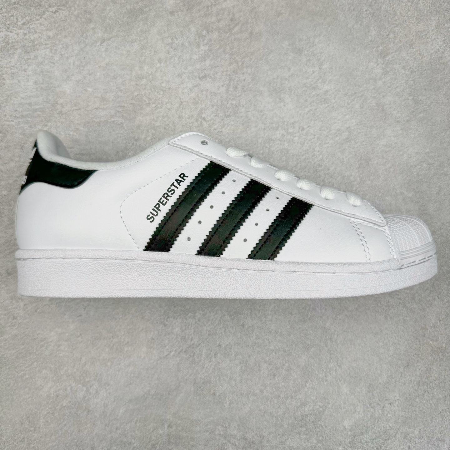 AD Originals Superstar 经典复古贝壳头板鞋 IH8659 诞生于1969年 是第一双将全皮面鞋 身与橡胶鞋头结合在一起的低帮篮球鞋 Superstar最开始 是作为高帮篮球鞋Pro Model的低帮版本而出现的 但因为其独特和醒目的橡胶鞋头造型而让大家熟知 被大家形象地称为\\\”shelltoe\\\”贝壳头 在70年代的美国职业篮球场上 接近3/4的NBA球员都将这双Superstar作为场上用鞋 80年代之后 经过不断的改良和发展 Superstar逐渐成为横跨时装、音乐、街头文化、休闲和运动等各大领域的时尚潮鞋 尺码：36 36.5 37 38 38.5 39 40 40.5 41 42 42.5 43 44 44.5 45-选品中心