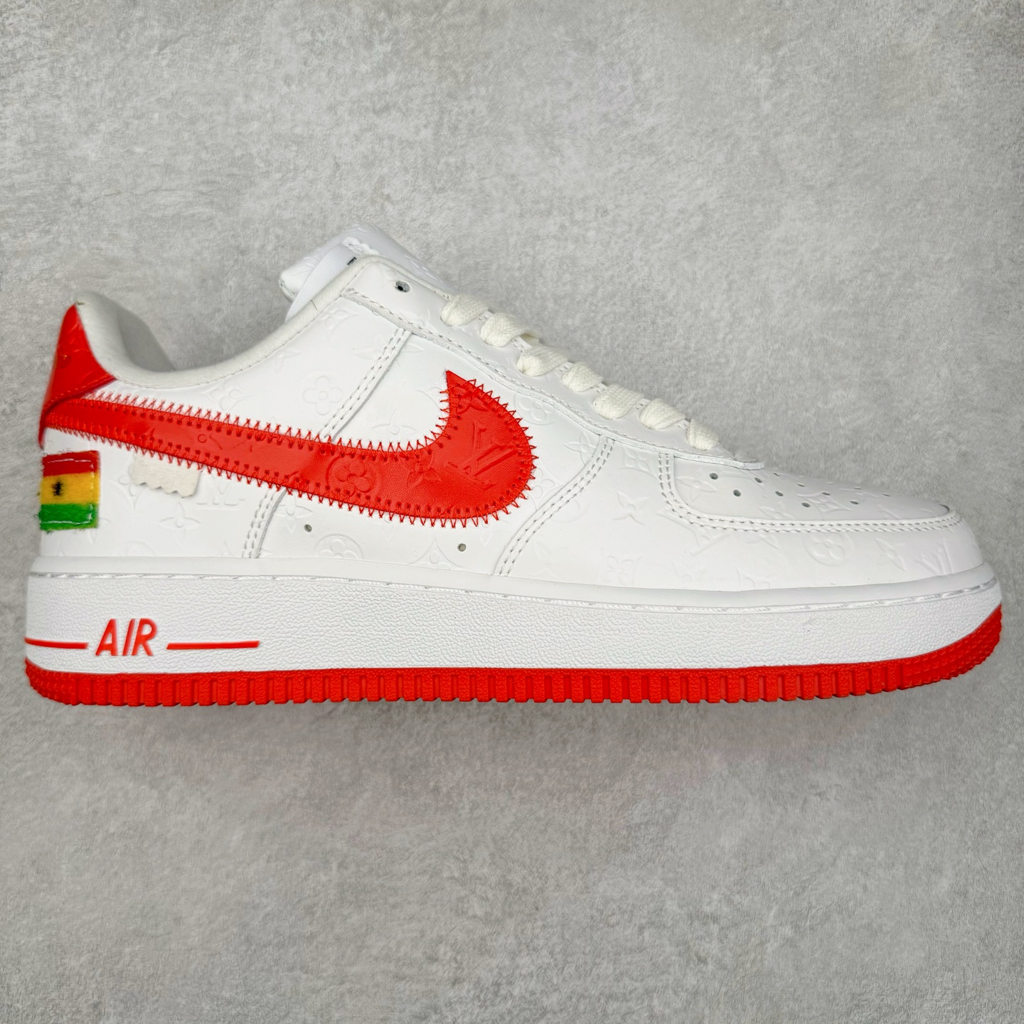 ＃福利特价 Louis Vuitton x NK Air Force 1 联名款 空军一号低帮休闲运动板鞋 毫无疑问 今年的鞋王非 LV x Air Force1 莫属 LV 的强强联名 再加上是 Virgil Abloh 联名鞋款的绝唱系列 让鞋头们又多了一个不得不买的理由 苏富比在官方 ins 账号上发布了 LV x Nike Air Force 1 第一波发售信息，会以线上拍卖的形式在苏富比网站上进行发售 限量200双 尺码从 US5到 US18 每双鞋的起拍价为2,000美元 预估价在5,000-15,000美元 拍卖所得收益将全数捐赠给 Virgil Abloh 创立的「Post-Modern」奖学金基金 拍卖时间从1月26日进行到2月8日 发售的第一双是最具代表性的小牛皮 LV 老花款式 它集合了 LV 与 Virgil 最经典的设计 鞋身拼接了 LV 两大经典 monogram 印花和 damier 棋盘格元素 侧面、鞋带上的“AIR”“LACET”字样是 Virgil 的招牌设计 白色中底搭配 LV 经典棕色 尽显奢华魅力 此次拍卖还会附带特别版皮质鞋盒 通体一身的橘色鞋盒印满了 LV monogram 老花 顶部搭配了白色锁扣以及 Swoosh 吊饰 日常还可以当作旅行箱使用 尺码：36 36.5 37.5 38 38.5 39 40 40.5 41 42 42.5 43 44 44.5 45-选品中心