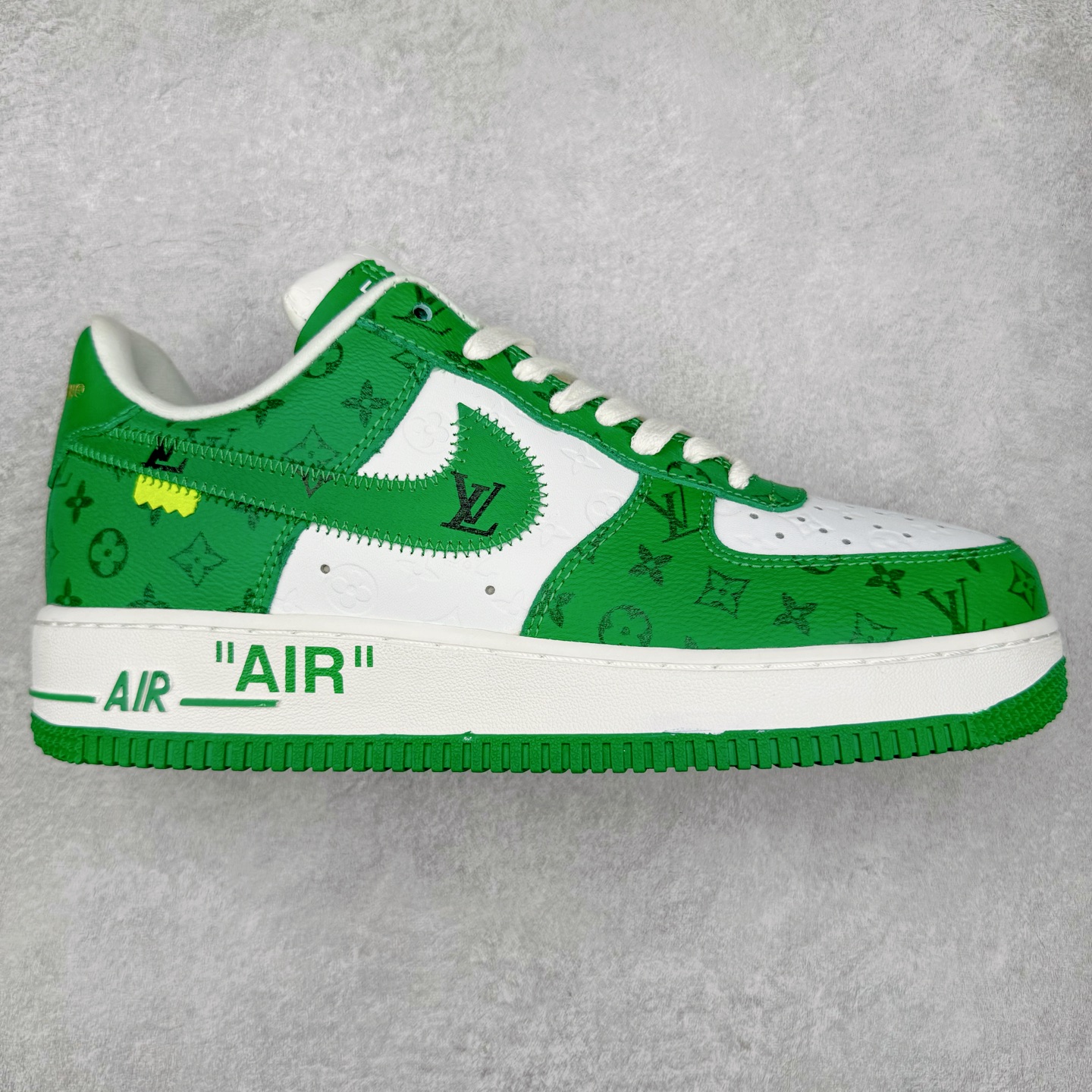 ＃福利特价 Louis Vuitton x NK Air Force 1 联名款 空军一号低帮休闲运动板鞋 毫无疑问 今年的鞋王非 LV x Air Force1 莫属 LV 的强强联名 再加上是 Virgil Abloh 联名鞋款的绝唱系列 让鞋头们又多了一个不得不买的理由 苏富比在官方 ins 账号上发布了 LV x Nike Air Force 1 第一波发售信息，会以线上拍卖的形式在苏富比网站上进行发售 限量200双 尺码从 US5到 US18 每双鞋的起拍价为2,000美元 预估价在5,000-15,000美元 拍卖所得收益将全数捐赠给 Virgil Abloh 创立的「Post-Modern」奖学金基金 拍卖时间从1月26日进行到2月8日 发售的第一双是最具代表性的小牛皮 LV 老花款式 它集合了 LV 与 Virgil 最经典的设计 鞋身拼接了 LV 两大经典 monogram 印花和 damier 棋盘格元素 侧面、鞋带上的“AIR”“LACET”字样是 Virgil 的招牌设计 白色中底搭配 LV 经典棕色 尽显奢华魅力 此次拍卖还会附带特别版皮质鞋盒 通体一身的橘色鞋盒印满了 LV monogram 老花 顶部搭配了白色锁扣以及 Swoosh 吊饰 日常还可以当作旅行箱使用 尺码：36 36.5 37.5 38 38.5 39 40 40.5 41 42 42.5 43 44 44.5 45-选品中心