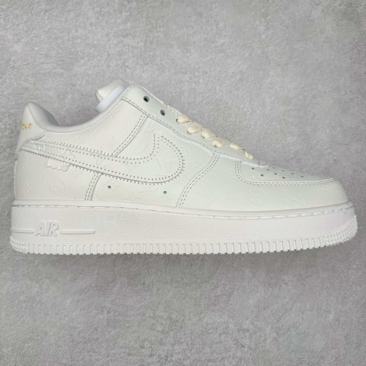 ＃福利特价 Louis Vuitton x NK Air Force 1 联名款 空军一号低帮休闲运动板鞋 毫无疑问 今年的鞋王非 LV x Air Force1 莫属 LV 的强强联名 再加上是 Virgil Abloh 联名鞋款的绝唱系列 让鞋头们又多了一个不得不买的理由 苏富比在官方 ins 账号上发布了 LV x Nike Air Force 1 第一波发售信息，会以线上拍卖的形式在苏富比网站上进行发售 限量200双 尺码从 US5到 US18 每双鞋的起拍价为2,000美元 预估价在5,000-15,000美元 拍卖所得收益将全数捐赠给 Virgil Abloh 创立的「Post-Modern」奖学金基金 拍卖时间从1月26日进行到2月8日 发售的第一双是最具代表性的小牛皮 LV 老花款式 它集合了 LV 与 Virgil 最经典的设计 鞋身拼接了 LV 两大经典 monogram 印花和 damier 棋盘格元素 侧面、鞋带上的“AIR”“LACET”字样是 Virgil 的招牌设计 白色中底搭配 LV 经典棕色 尽显奢华魅力 此次拍卖还会附带特别版皮质鞋盒 通体一身的橘色鞋盒印满了 LV monogram 老花 顶部搭配了白色锁扣以及 Swoosh 吊饰 日常还可以当作旅行箱使用 尺码：36 36.5 37.5 38 38.5 39 40 40.5 41 42 42.5 43 44 44.5 45-选品中心