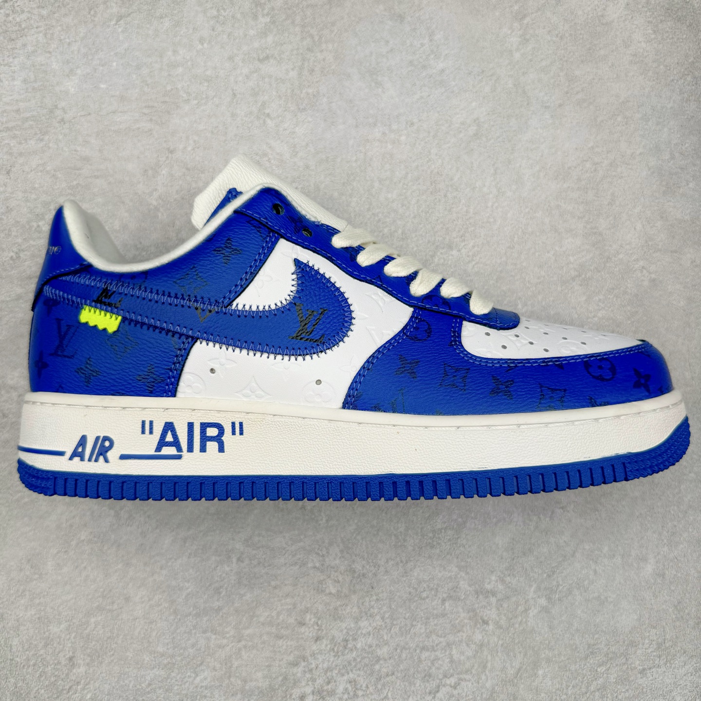 ＃福利特价 Louis Vuitton x NK Air Force 1 联名款 空军一号低帮休闲运动板鞋 毫无疑问 今年的鞋王非 LV x Air Force1 莫属 LV 的强强联名 再加上是 Virgil Abloh 联名鞋款的绝唱系列 让鞋头们又多了一个不得不买的理由 苏富比在官方 ins 账号上发布了 LV x Nike Air Force 1 第一波发售信息，会以线上拍卖的形式在苏富比网站上进行发售 限量200双 尺码从 US5到 US18 每双鞋的起拍价为2,000美元 预估价在5,000-15,000美元 拍卖所得收益将全数捐赠给 Virgil Abloh 创立的「Post-Modern」奖学金基金 拍卖时间从1月26日进行到2月8日 发售的第一双是最具代表性的小牛皮 LV 老花款式 它集合了 LV 与 Virgil 最经典的设计 鞋身拼接了 LV 两大经典 monogram 印花和 damier 棋盘格元素 侧面、鞋带上的“AIR”“LACET”字样是 Virgil 的招牌设计 白色中底搭配 LV 经典棕色 尽显奢华魅力 此次拍卖还会附带特别版皮质鞋盒 通体一身的橘色鞋盒印满了 LV monogram 老花 顶部搭配了白色锁扣以及 Swoosh 吊饰 日常还可以当作旅行箱使用 尺码：36 36.5 37.5 38 38.5 39 40 40.5 41 42 42.5 43 44 44.5 45-选品中心