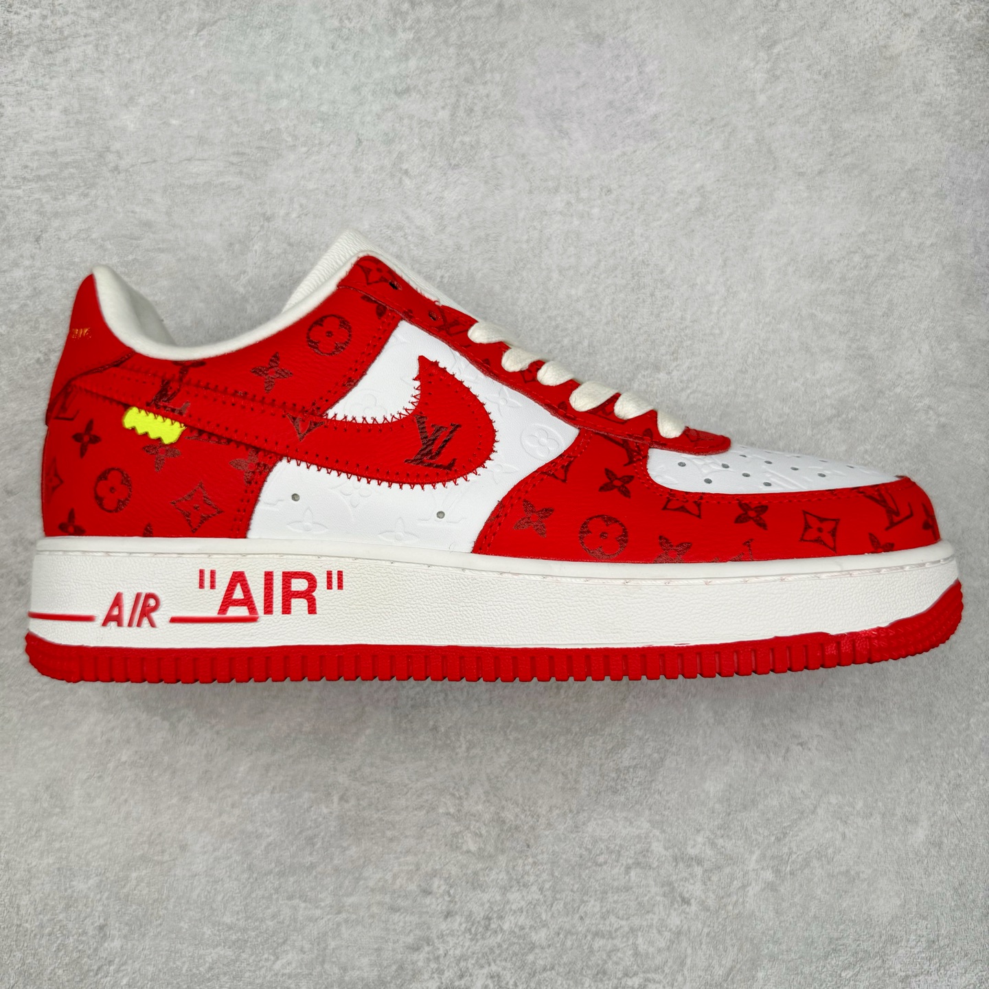 ＃福利特价 Louis Vuitton x NK Air Force 1 联名款 空军一号低帮休闲运动板鞋 毫无疑问 今年的鞋王非 LV x Air Force1 莫属 LV 的强强联名 再加上是 Virgil Abloh 联名鞋款的绝唱系列 让鞋头们又多了一个不得不买的理由 苏富比在官方 ins 账号上发布了 LV x Nike Air Force 1 第一波发售信息，会以线上拍卖的形式在苏富比网站上进行发售 限量200双 尺码从 US5到 US18 每双鞋的起拍价为2,000美元 预估价在5,000-15,000美元 拍卖所得收益将全数捐赠给 Virgil Abloh 创立的「Post-Modern」奖学金基金 拍卖时间从1月26日进行到2月8日 发售的第一双是最具代表性的小牛皮 LV 老花款式 它集合了 LV 与 Virgil 最经典的设计 鞋身拼接了 LV 两大经典 monogram 印花和 damier 棋盘格元素 侧面、鞋带上的“AIR”“LACET”字样是 Virgil 的招牌设计 白色中底搭配 LV 经典棕色 尽显奢华魅力 此次拍卖还会附带特别版皮质鞋盒 通体一身的橘色鞋盒印满了 LV monogram 老花 顶部搭配了白色锁扣以及 Swoosh 吊饰 日常还可以当作旅行箱使用 尺码：36 36.5 37.5 38 38.5 39 40 40.5 41 42 42.5 43 44 44.5 45-选品中心