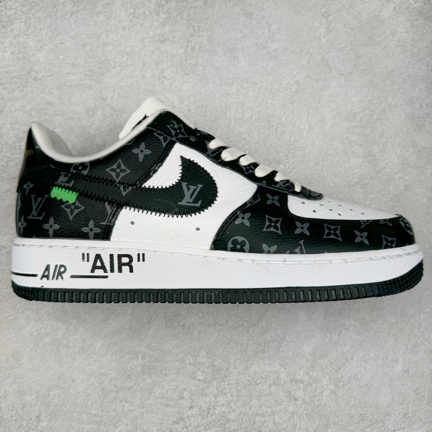 ＃福利特价 Louis Vuitton x NK Air Force 1 联名款 空军一号低帮休闲运动板鞋 毫无疑问 今年的鞋王非 LV x Air Force1 莫属 LV 的强强联名 再加上是 Virgil Abloh 联名鞋款的绝唱系列 让鞋头们又多了一个不得不买的理由 苏富比在官方 ins 账号上发布了 LV x Nike Air Force 1 第一波发售信息，会以线上拍卖的形式在苏富比网站上进行发售 限量200双 尺码从 US5到 US18 每双鞋的起拍价为2,000美元 预估价在5,000-15,000美元 拍卖所得收益将全数捐赠给 Virgil Abloh 创立的「Post-Modern」奖学金基金 拍卖时间从1月26日进行到2月8日 发售的第一双是最具代表性的小牛皮 LV 老花款式 它集合了 LV 与 Virgil 最经典的设计 鞋身拼接了 LV 两大经典 monogram 印花和 damier 棋盘格元素 侧面、鞋带上的“AIR”“LACET”字样是 Virgil 的招牌设计 白色中底搭配 LV 经典棕色 尽显奢华魅力 此次拍卖还会附带特别版皮质鞋盒 通体一身的橘色鞋盒印满了 LV monogram 老花 顶部搭配了白色锁扣以及 Swoosh 吊饰 日常还可以当作旅行箱使用 尺码：36 36.5 37.5 38 38.5 39 40 40.5 41 42 42.5 43 44 44.5 45-选品中心