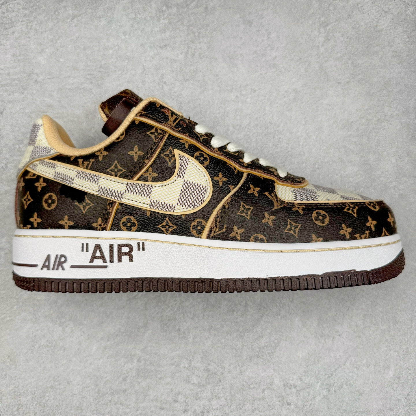 ＃福利特价 Louis Vuitton x NK Air Force 1 联名款 空军一号低帮休闲运动板鞋 毫无疑问 今年的鞋王非 LV x Air Force1 莫属 LV 的强强联名 再加上是 Virgil Abloh 联名鞋款的绝唱系列 让鞋头们又多了一个不得不买的理由 苏富比在官方 ins 账号上发布了 LV x Nike Air Force 1 第一波发售信息，会以线上拍卖的形式在苏富比网站上进行发售 限量200双 尺码从 US5到 US18 每双鞋的起拍价为2,000美元 预估价在5,000-15,000美元 拍卖所得收益将全数捐赠给 Virgil Abloh 创立的「Post-Modern」奖学金基金 拍卖时间从1月26日进行到2月8日 发售的第一双是最具代表性的小牛皮 LV 老花款式 它集合了 LV 与 Virgil 最经典的设计 鞋身拼接了 LV 两大经典 monogram 印花和 damier 棋盘格元素 侧面、鞋带上的“AIR”“LACET”字样是 Virgil 的招牌设计 白色中底搭配 LV 经典棕色 尽显奢华魅力 此次拍卖还会附带特别版皮质鞋盒 通体一身的橘色鞋盒印满了 LV monogram 老花 顶部搭配了白色锁扣以及 Swoosh 吊饰 日常还可以当作旅行箱使用 尺码：36 36.5 37.5 38 38.5 39 40 40.5 41 42 42.5 43 44 44.5 45-选品中心