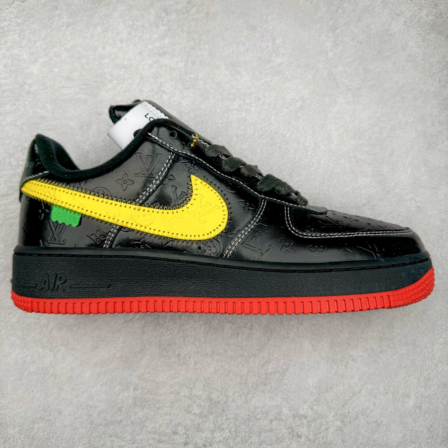 图片[9]-＃福利特价 Louis Vuitton x NK Air Force 1 联名款 空军一号低帮休闲运动板鞋 毫无疑问 今年的鞋王非 LV x Air Force1 莫属 LV 的强强联名 再加上是 Virgil Abloh 联名鞋款的绝唱系列 让鞋头们又多了一个不得不买的理由 苏富比在官方 ins 账号上发布了 LV x Nike Air Force 1 第一波发售信息，会以线上拍卖的形式在苏富比网站上进行发售 限量200双 尺码从 US5到 US18 每双鞋的起拍价为2,000美元 预估价在5,000-15,000美元 拍卖所得收益将全数捐赠给 Virgil Abloh 创立的「Post-Modern」奖学金基金 拍卖时间从1月26日进行到2月8日 发售的第一双是最具代表性的小牛皮 LV 老花款式 它集合了 LV 与 Virgil 最经典的设计 鞋身拼接了 LV 两大经典 monogram 印花和 damier 棋盘格元素 侧面、鞋带上的“AIR”“LACET”字样是 Virgil 的招牌设计 白色中底搭配 LV 经典棕色 尽显奢华魅力 此次拍卖还会附带特别版皮质鞋盒 通体一身的橘色鞋盒印满了 LV monogram 老花 顶部搭配了白色锁扣以及 Swoosh 吊饰 日常还可以当作旅行箱使用 尺码：36 36.5 37.5 38 38.5 39 40 40.5 41 42 42.5 43 44 44.5 45-选品中心