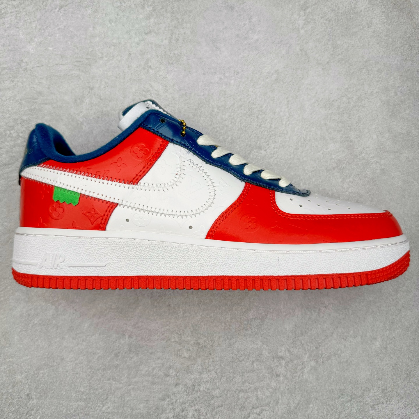 图片[5]-＃福利特价 Louis Vuitton x NK Air Force 1 联名款 空军一号低帮休闲运动板鞋 毫无疑问 今年的鞋王非 LV x Air Force1 莫属 LV 的强强联名 再加上是 Virgil Abloh 联名鞋款的绝唱系列 让鞋头们又多了一个不得不买的理由 苏富比在官方 ins 账号上发布了 LV x Nike Air Force 1 第一波发售信息，会以线上拍卖的形式在苏富比网站上进行发售 限量200双 尺码从 US5到 US18 每双鞋的起拍价为2,000美元 预估价在5,000-15,000美元 拍卖所得收益将全数捐赠给 Virgil Abloh 创立的「Post-Modern」奖学金基金 拍卖时间从1月26日进行到2月8日 发售的第一双是最具代表性的小牛皮 LV 老花款式 它集合了 LV 与 Virgil 最经典的设计 鞋身拼接了 LV 两大经典 monogram 印花和 damier 棋盘格元素 侧面、鞋带上的“AIR”“LACET”字样是 Virgil 的招牌设计 白色中底搭配 LV 经典棕色 尽显奢华魅力 此次拍卖还会附带特别版皮质鞋盒 通体一身的橘色鞋盒印满了 LV monogram 老花 顶部搭配了白色锁扣以及 Swoosh 吊饰 日常还可以当作旅行箱使用 尺码：36 36.5 37.5 38 38.5 39 40 40.5 41 42 42.5 43 44 44.5 45-选品中心