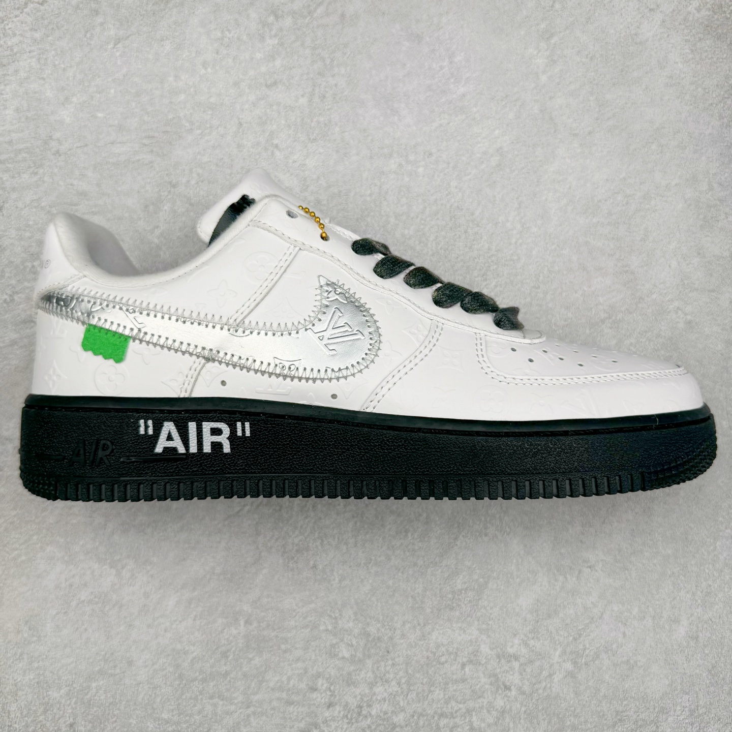 图片[6]-＃福利特价 Louis Vuitton x NK Air Force 1 联名款 空军一号低帮休闲运动板鞋 毫无疑问 今年的鞋王非 LV x Air Force1 莫属 LV 的强强联名 再加上是 Virgil Abloh 联名鞋款的绝唱系列 让鞋头们又多了一个不得不买的理由 苏富比在官方 ins 账号上发布了 LV x Nike Air Force 1 第一波发售信息，会以线上拍卖的形式在苏富比网站上进行发售 限量200双 尺码从 US5到 US18 每双鞋的起拍价为2,000美元 预估价在5,000-15,000美元 拍卖所得收益将全数捐赠给 Virgil Abloh 创立的「Post-Modern」奖学金基金 拍卖时间从1月26日进行到2月8日 发售的第一双是最具代表性的小牛皮 LV 老花款式 它集合了 LV 与 Virgil 最经典的设计 鞋身拼接了 LV 两大经典 monogram 印花和 damier 棋盘格元素 侧面、鞋带上的“AIR”“LACET”字样是 Virgil 的招牌设计 白色中底搭配 LV 经典棕色 尽显奢华魅力 此次拍卖还会附带特别版皮质鞋盒 通体一身的橘色鞋盒印满了 LV monogram 老花 顶部搭配了白色锁扣以及 Swoosh 吊饰 日常还可以当作旅行箱使用 尺码：36 36.5 37.5 38 38.5 39 40 40.5 41 42 42.5 43 44 44.5 45-选品中心