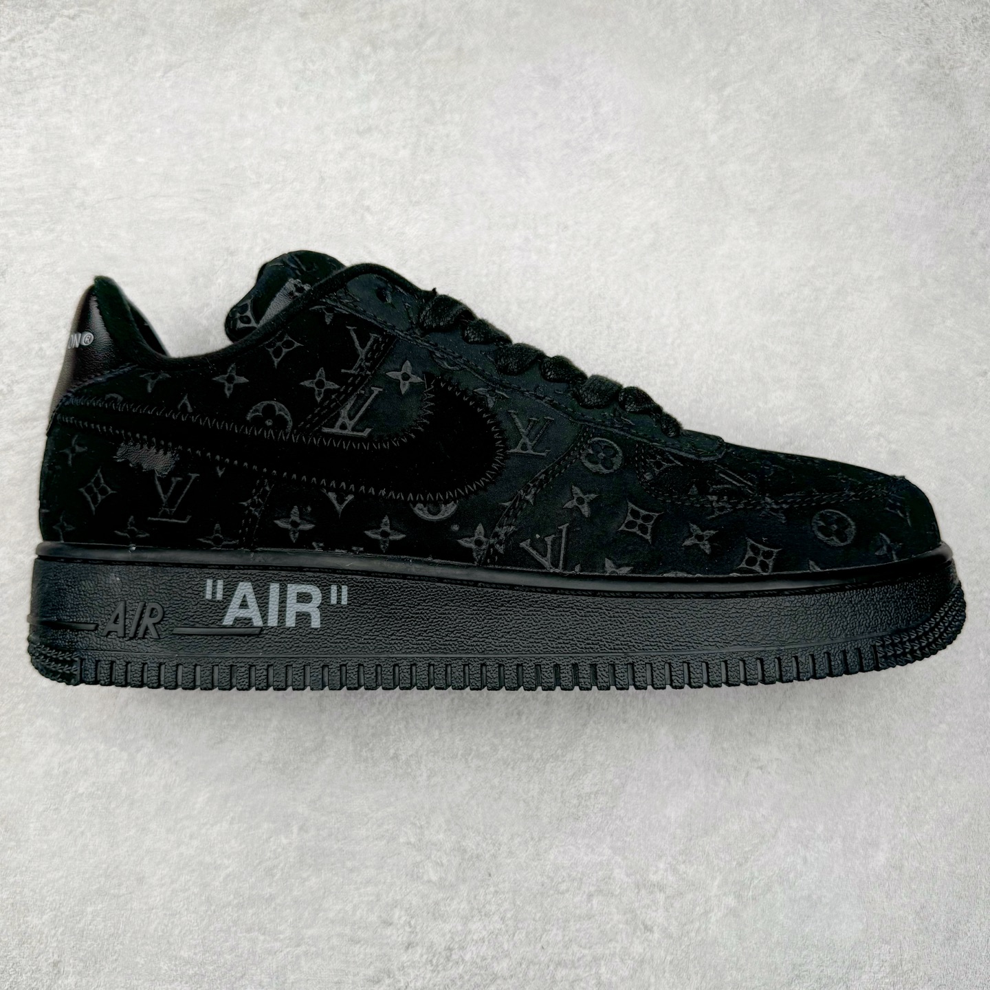 图片[3]-＃福利特价 Louis Vuitton x NK Air Force 1 联名款 空军一号低帮休闲运动板鞋 毫无疑问 今年的鞋王非 LV x Air Force1 莫属 LV 的强强联名 再加上是 Virgil Abloh 联名鞋款的绝唱系列 让鞋头们又多了一个不得不买的理由 苏富比在官方 ins 账号上发布了 LV x Nike Air Force 1 第一波发售信息，会以线上拍卖的形式在苏富比网站上进行发售 限量200双 尺码从 US5到 US18 每双鞋的起拍价为2,000美元 预估价在5,000-15,000美元 拍卖所得收益将全数捐赠给 Virgil Abloh 创立的「Post-Modern」奖学金基金 拍卖时间从1月26日进行到2月8日 发售的第一双是最具代表性的小牛皮 LV 老花款式 它集合了 LV 与 Virgil 最经典的设计 鞋身拼接了 LV 两大经典 monogram 印花和 damier 棋盘格元素 侧面、鞋带上的“AIR”“LACET”字样是 Virgil 的招牌设计 白色中底搭配 LV 经典棕色 尽显奢华魅力 此次拍卖还会附带特别版皮质鞋盒 通体一身的橘色鞋盒印满了 LV monogram 老花 顶部搭配了白色锁扣以及 Swoosh 吊饰 日常还可以当作旅行箱使用 尺码：36 36.5 37.5 38 38.5 39 40 40.5 41 42 42.5 43 44 44.5 45-选品中心