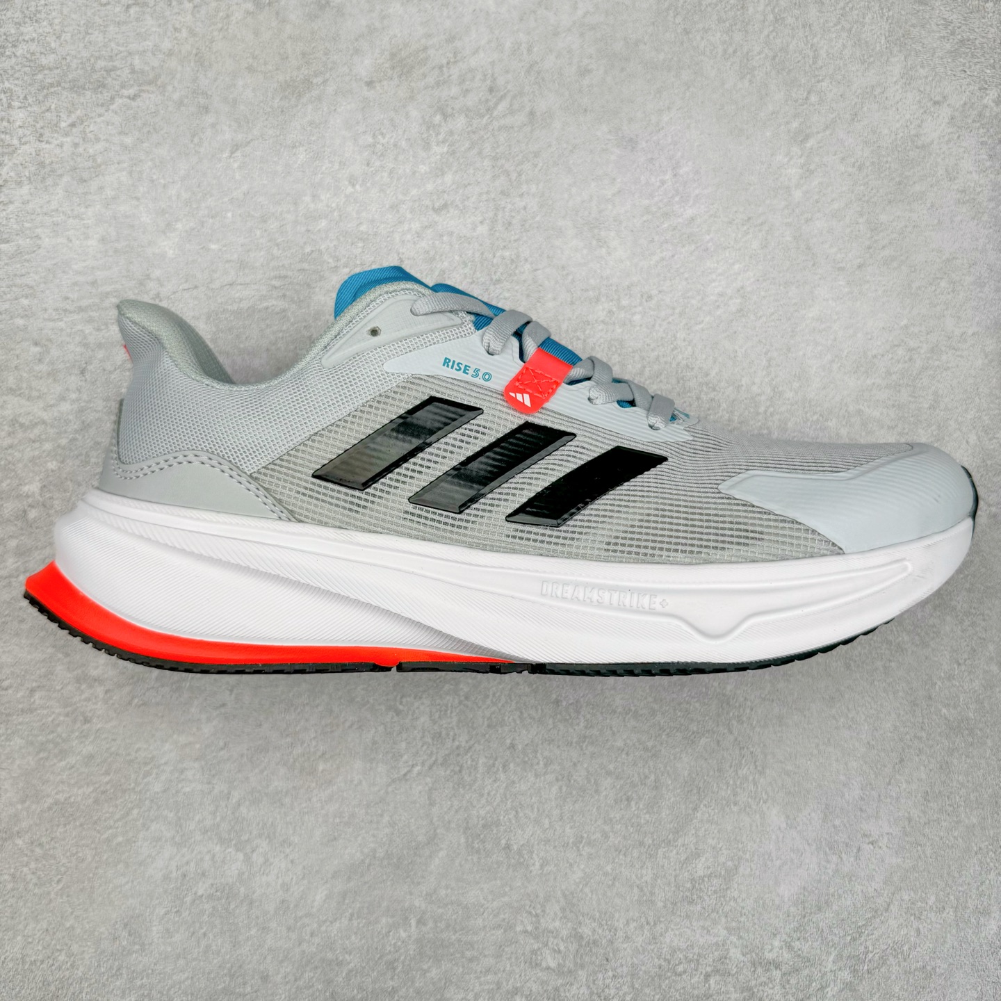 AD Supernova Rise 阿迪全新休闲轻跑鞋 款鞋采用了Dreamstrike+ 中底 将缓冲材质与柔软的织物相结合 以最大限度地减少刺激性摩擦和慢跑后水泡的可能性 在美学方面 Supernova Rise 从自然和生物中汲取灵感 如深色底色和半绿色细节 尺码：36 36.5 37.5 38 38.5 39 40 40.5 41 42 42.5 43 44 44.5 45-选品中心