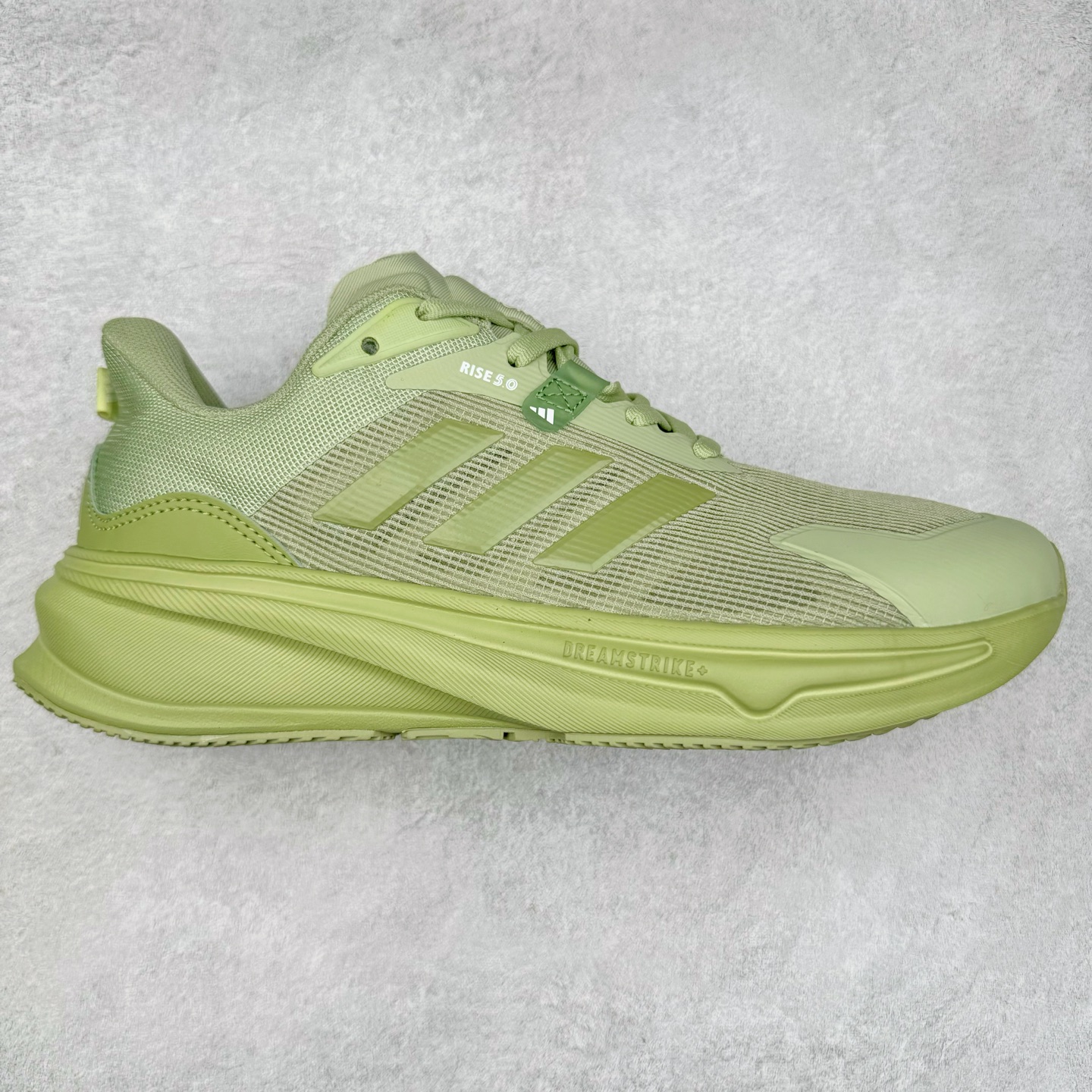 AD Supernova Rise 阿迪全新休闲轻跑鞋 款鞋采用了Dreamstrike+ 中底 将缓冲材质与柔软的织物相结合 以最大限度地减少刺激性摩擦和慢跑后水泡的可能性 在美学方面 Supernova Rise 从自然和生物中汲取灵感 如深色底色和半绿色细节 尺码：36 36.5 37.5 38 38.5 39 40 40.5 41 42 42.5 43 44 44.5 45-选品中心